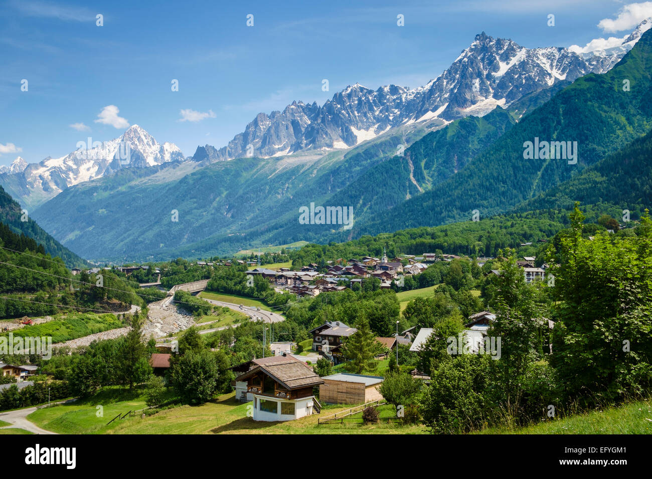 Montagnes de la vallée de Chamonix, village de montagne des Houches avec les aiguilles de Chamonix, proche de Chamonix, Alpes françaises, Savoie, France, Europe Banque D'Images