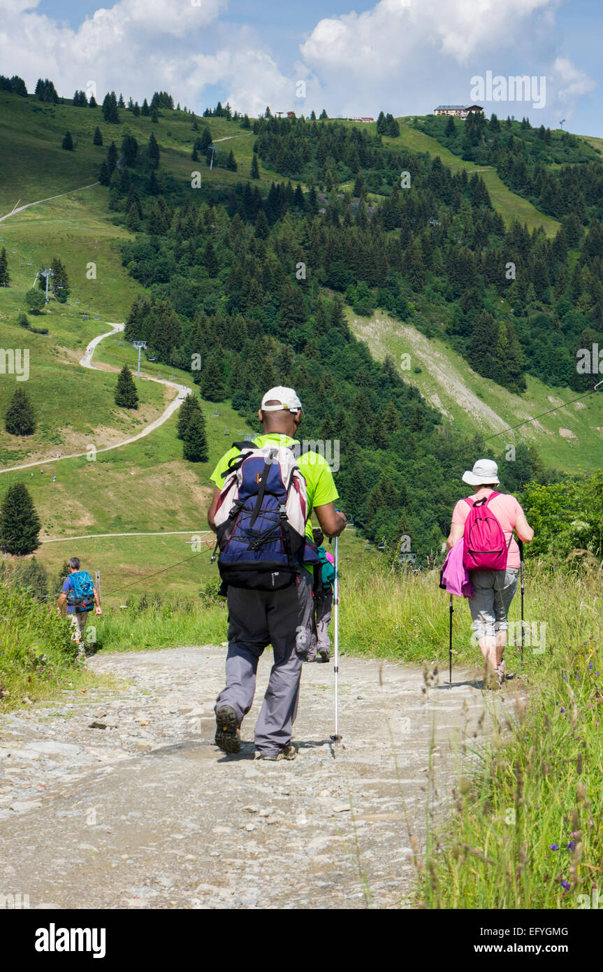 Vacances de randonnée - randonneurs marchant en été dans les Alpes françaises près du Prarion, vallée de Chamonix, France, Europe Banque D'Images