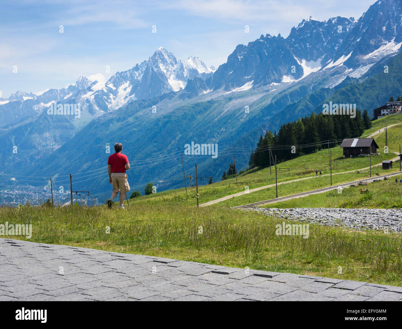 Walker avec l'Aiguille du Midi, Chamonix pics derrière, Alpes, France, Europe Banque D'Images