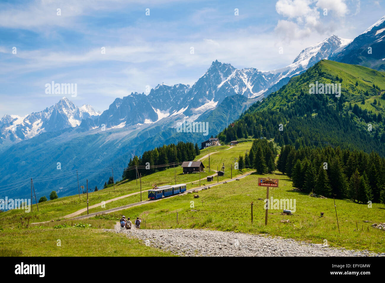 Tramway Mont Blanc train à crémaillère, tramway du Mont Blanc, à Bellevue sur la vallée de Chamonix, Alpes françaises, France, Europe Banque D'Images