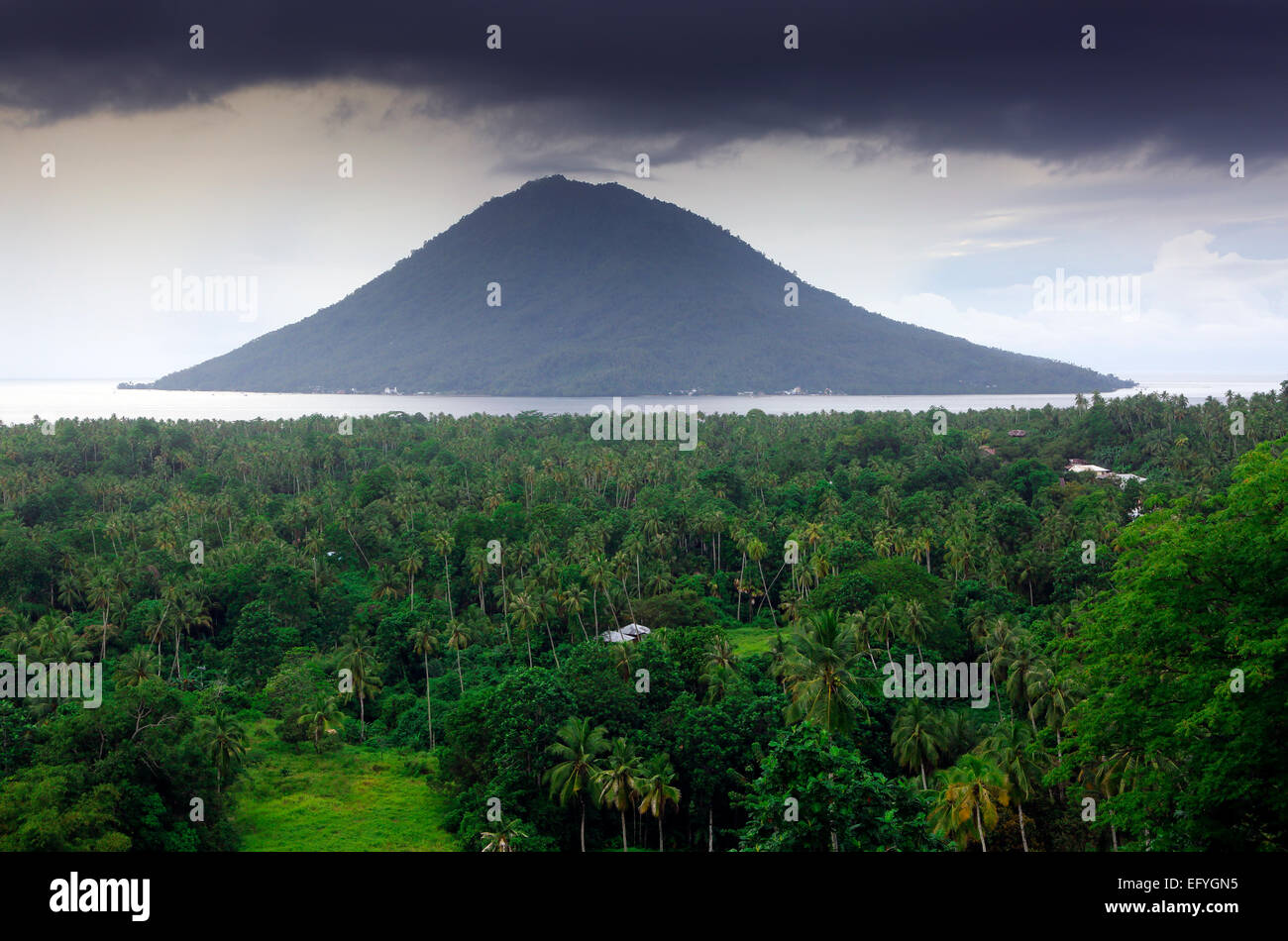 Vue panoramique du paysage verdoyant de l'île de Bunaken avec l'île de Manado Tua dans l'arrière-plan Banque D'Images