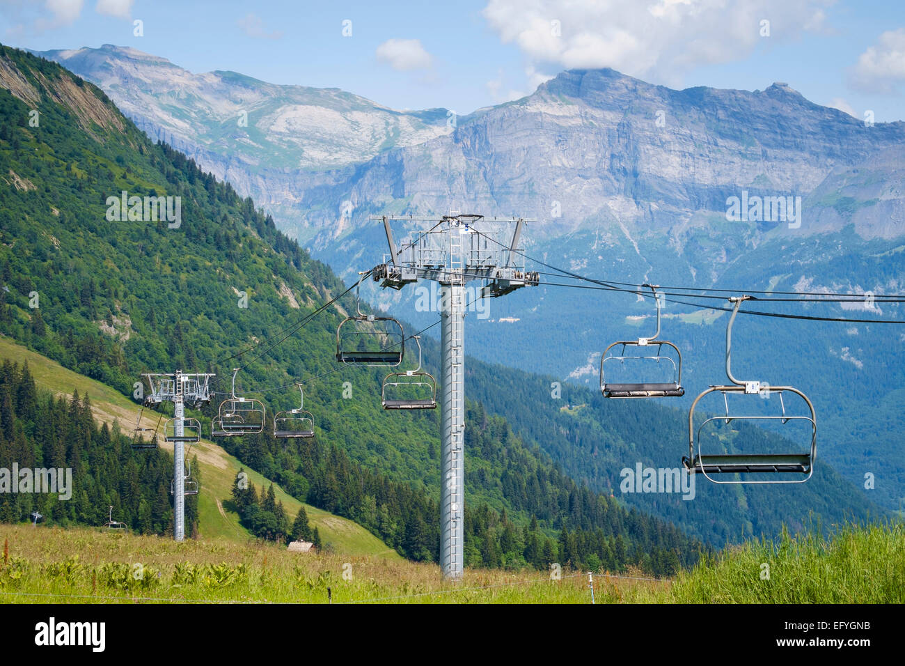 Téléski ou télésiège surplombant la vallée de Bellevue, Alpes, France Banque D'Images