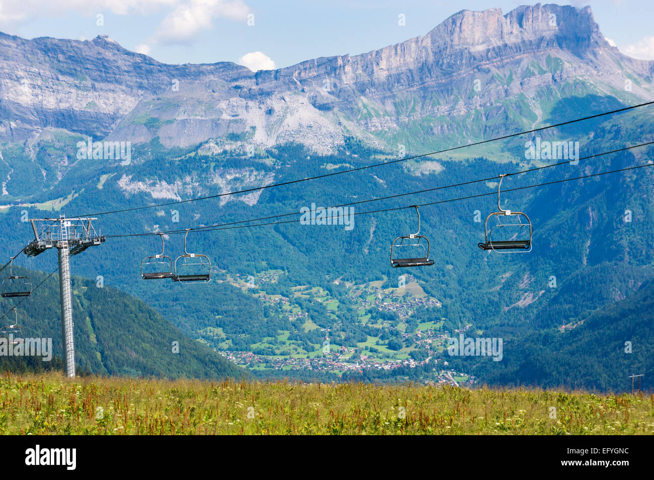 Montagnes de la vallée de Chamonix et remontées mécaniques avec Rocher des Fiz et Servoz village derrière dans les Alpes françaises, France, Europe en été Banque D'Images