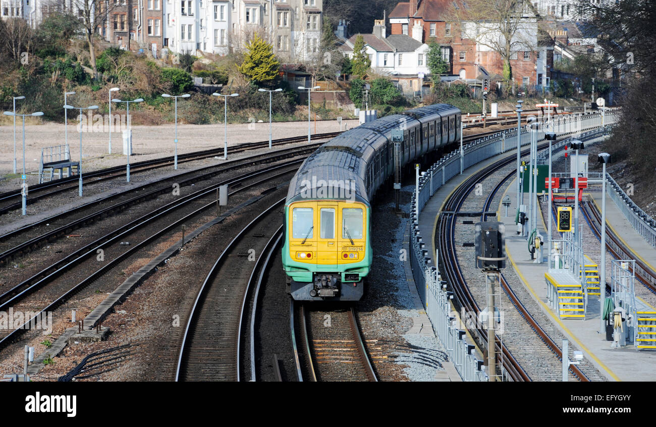 Southern Rail train approchant la gare de Brighton UK sur la ligne de banlieue de Londres à Brighton Banque D'Images