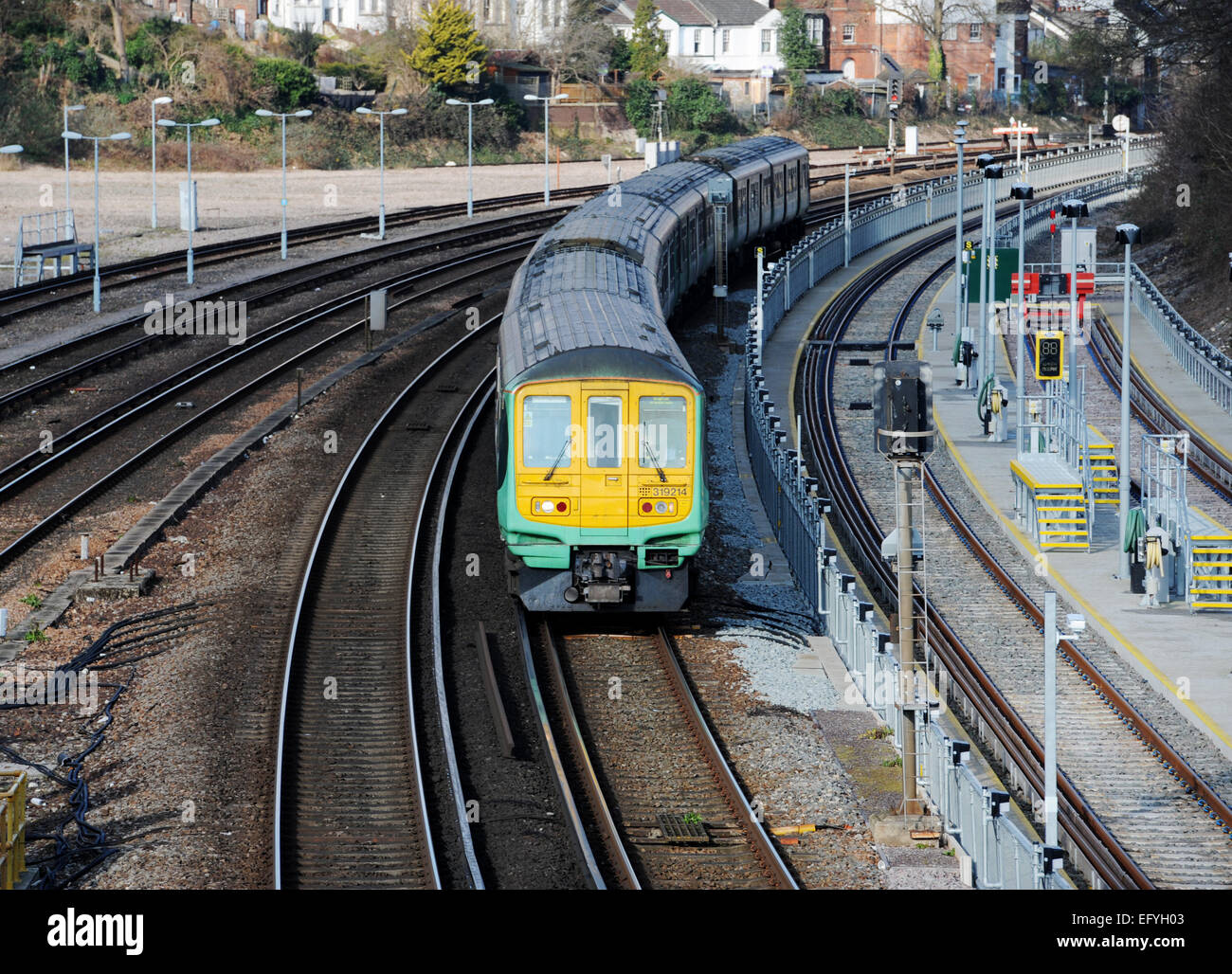 Southern Rail train approchant la gare de Brighton UK sur la ligne de banlieue de Londres à Brighton Banque D'Images