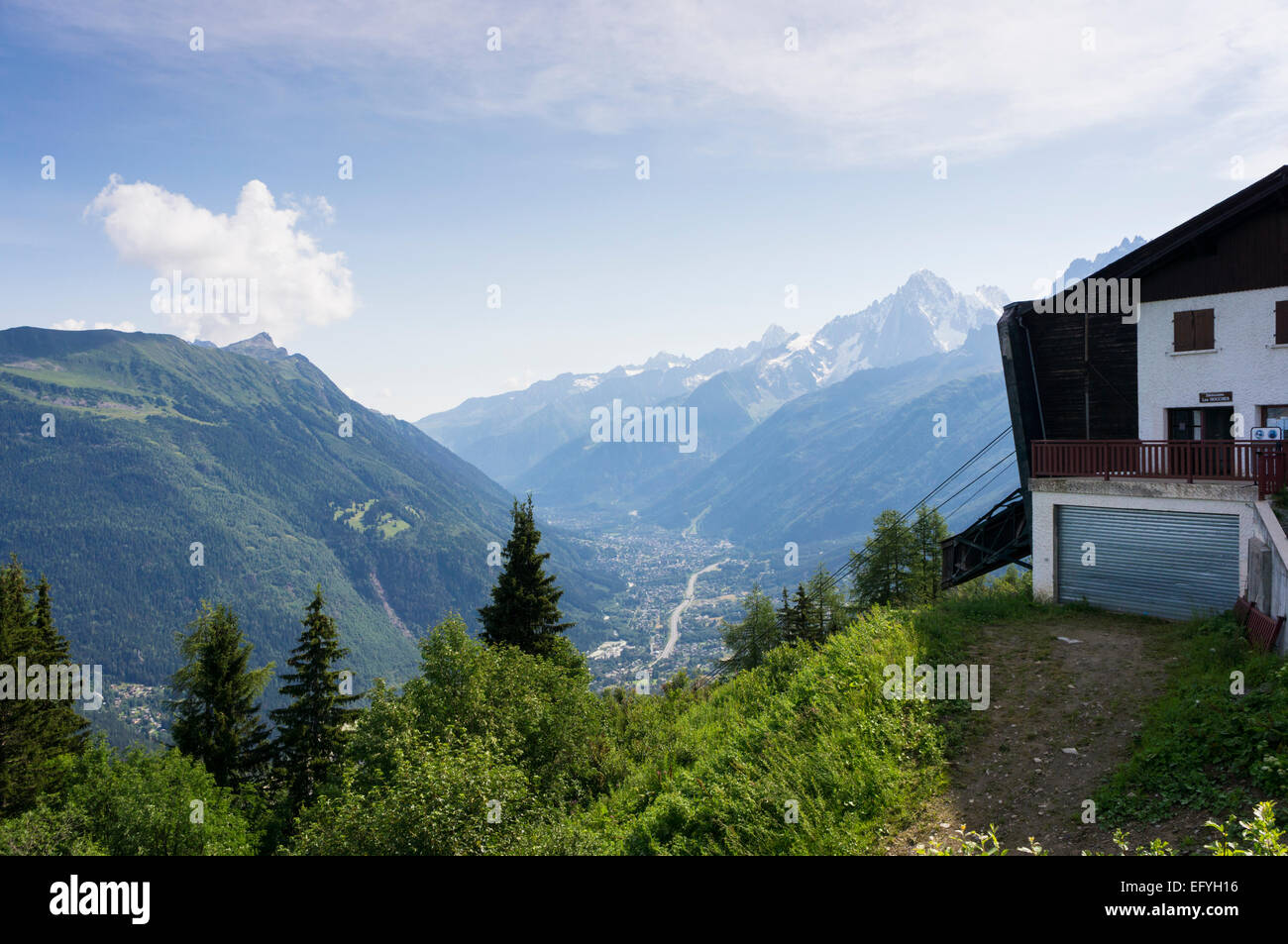 Vallée de Chamonix avec la ville de Chamonix et la station de téléphérique de Bellevue, Alpes françaises, France Banque D'Images