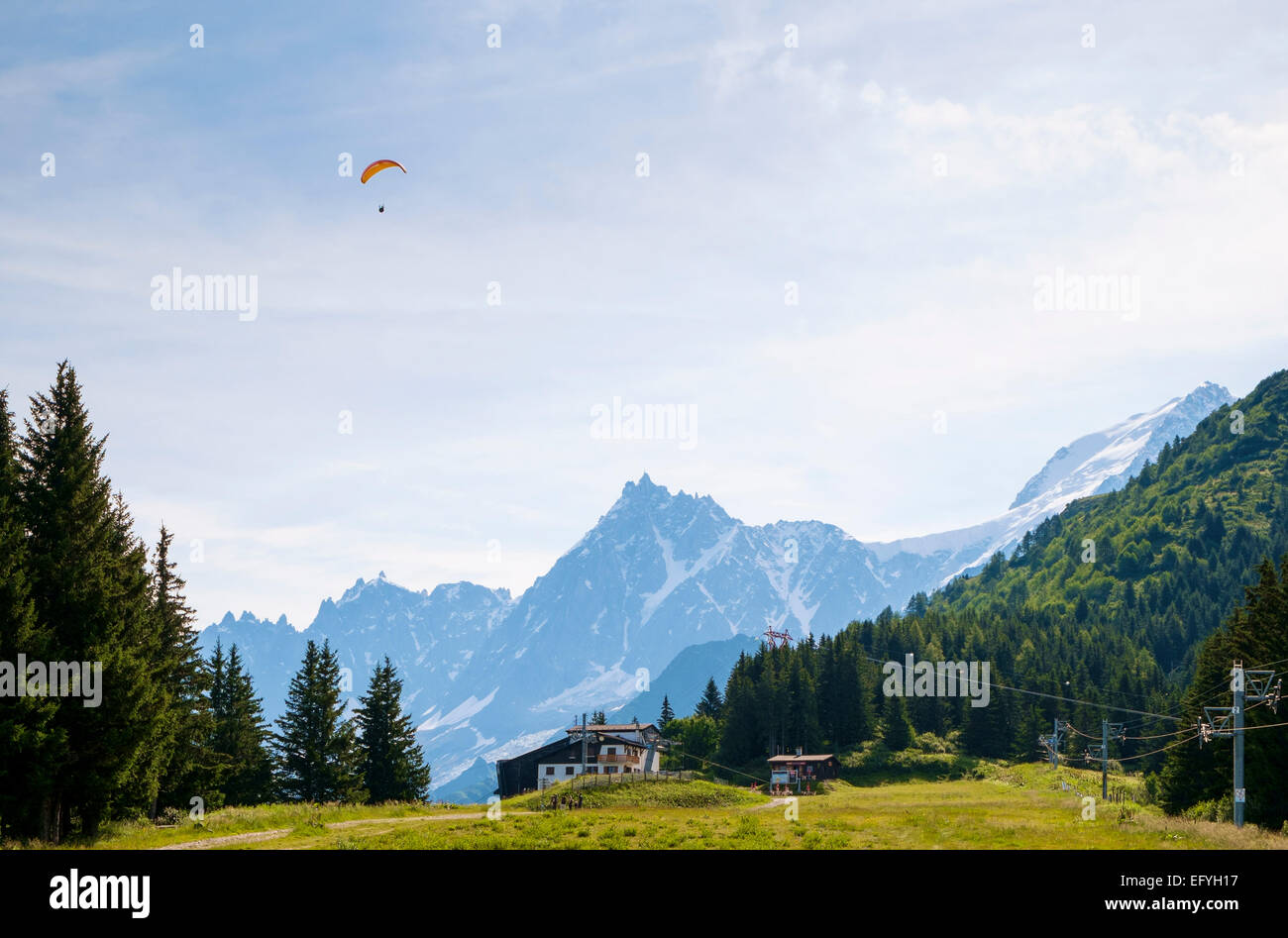 Parapente au-dessus de la vallée de Chamonix au pied du Mont Blanc (R), Alpes, France, Europe Banque D'Images