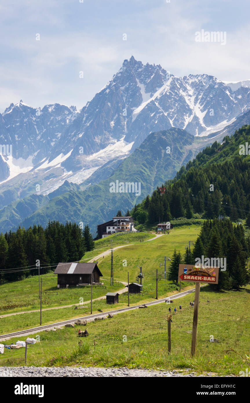 Paysage vers l'aiguille du midi et la station de téléphérique de Bellevue, Chamonix, France, Europe, paysages de montagne Banque D'Images