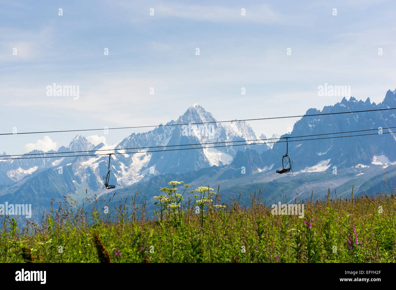 Télésiège au-dessus de la vallée de Chamonix, Alpes françaises, haute Savoie, France, Europe Banque D'Images