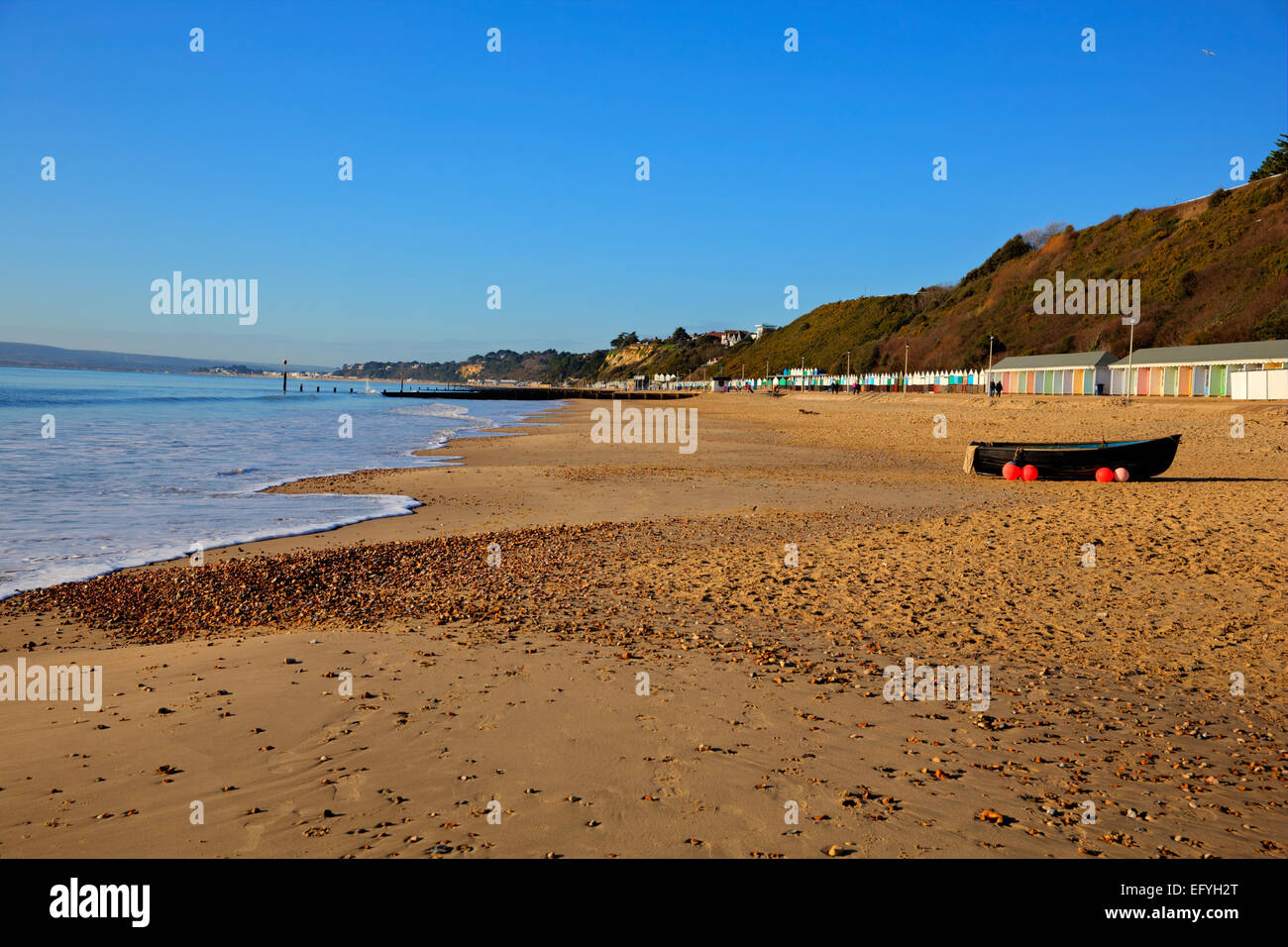 Voile sur la plage de sable de Bournemouth Dorset England UK près de Poole destination touristique avec de belles plages de sable et de ciel bleu Banque D'Images