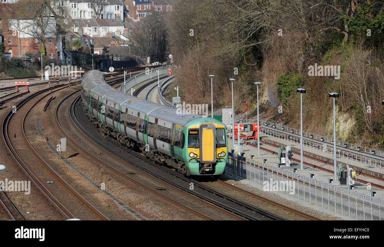 Southern Rail train approchant la gare de Brighton UK sur la ligne de banlieue de Londres à Brighton Banque D'Images