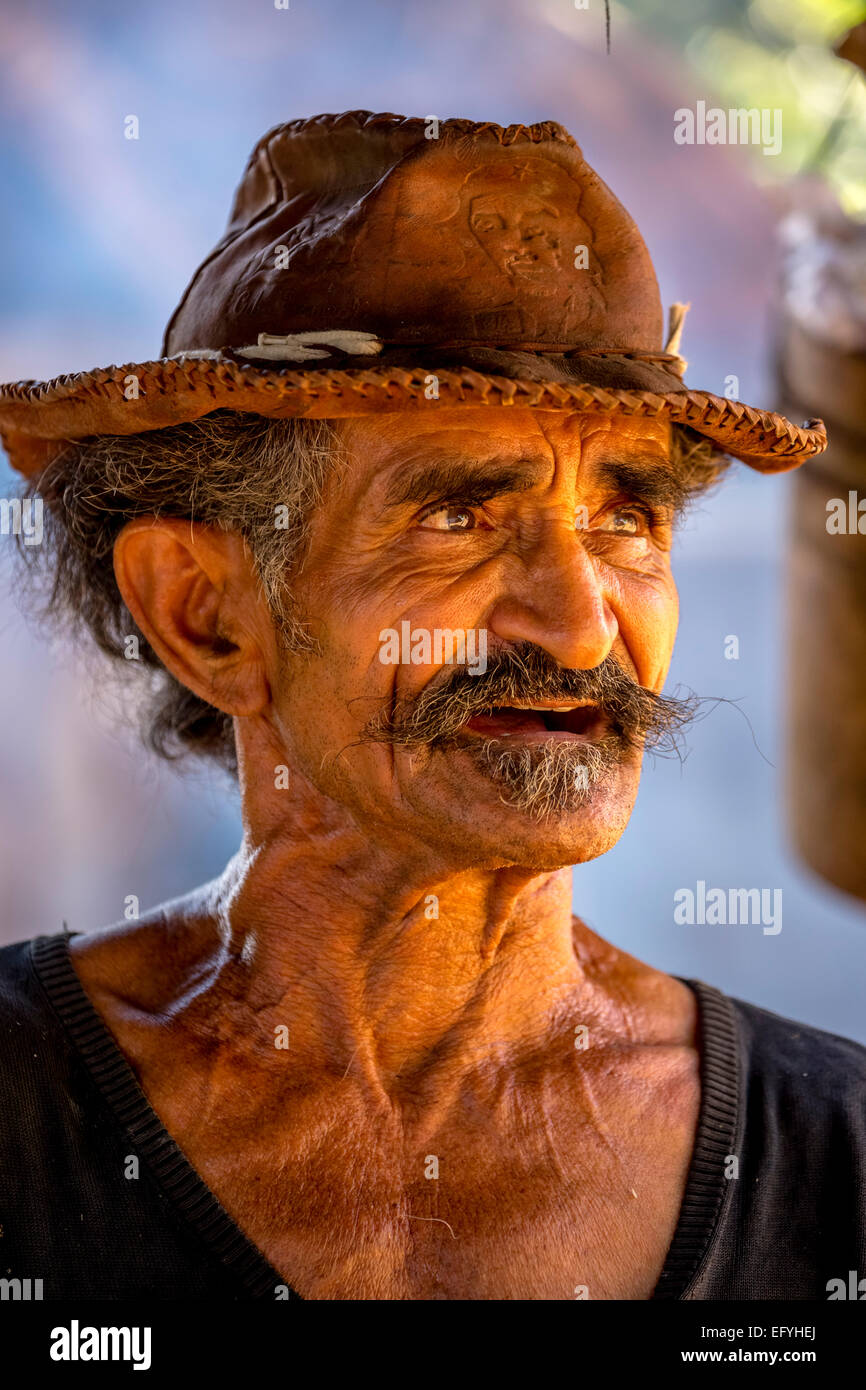 Producteur de canne à sucre portant un chapeau, portrait, Valle de los Ingenios, Trinidad, la province de Sancti Spiritus, Cuba Banque D'Images