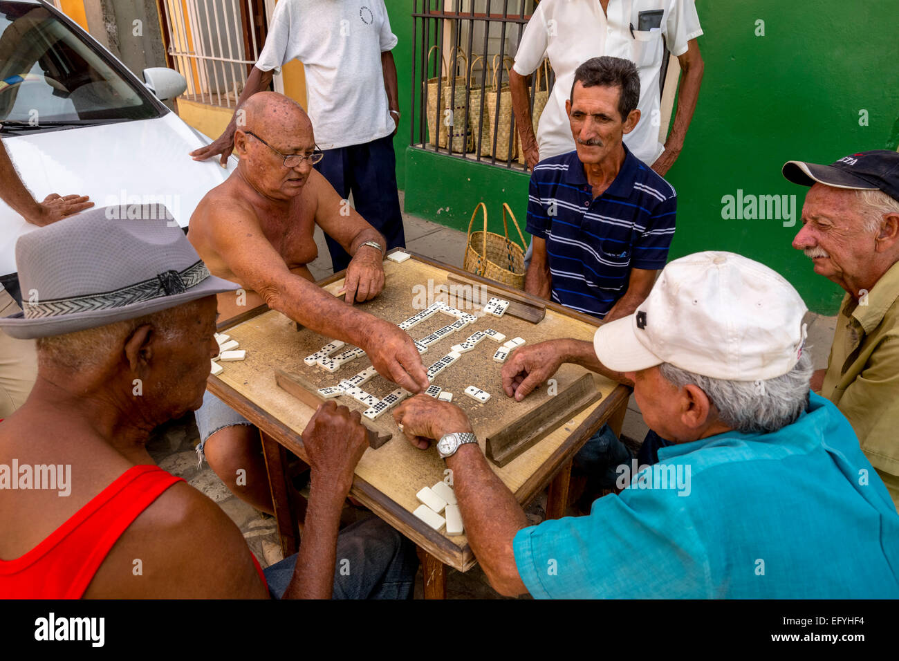 Les hommes cubains jouer aux dominos sur une table à l'extérieur, la vieille ville, la Trinité, la province de Sancti Spiritus, Cuba Banque D'Images