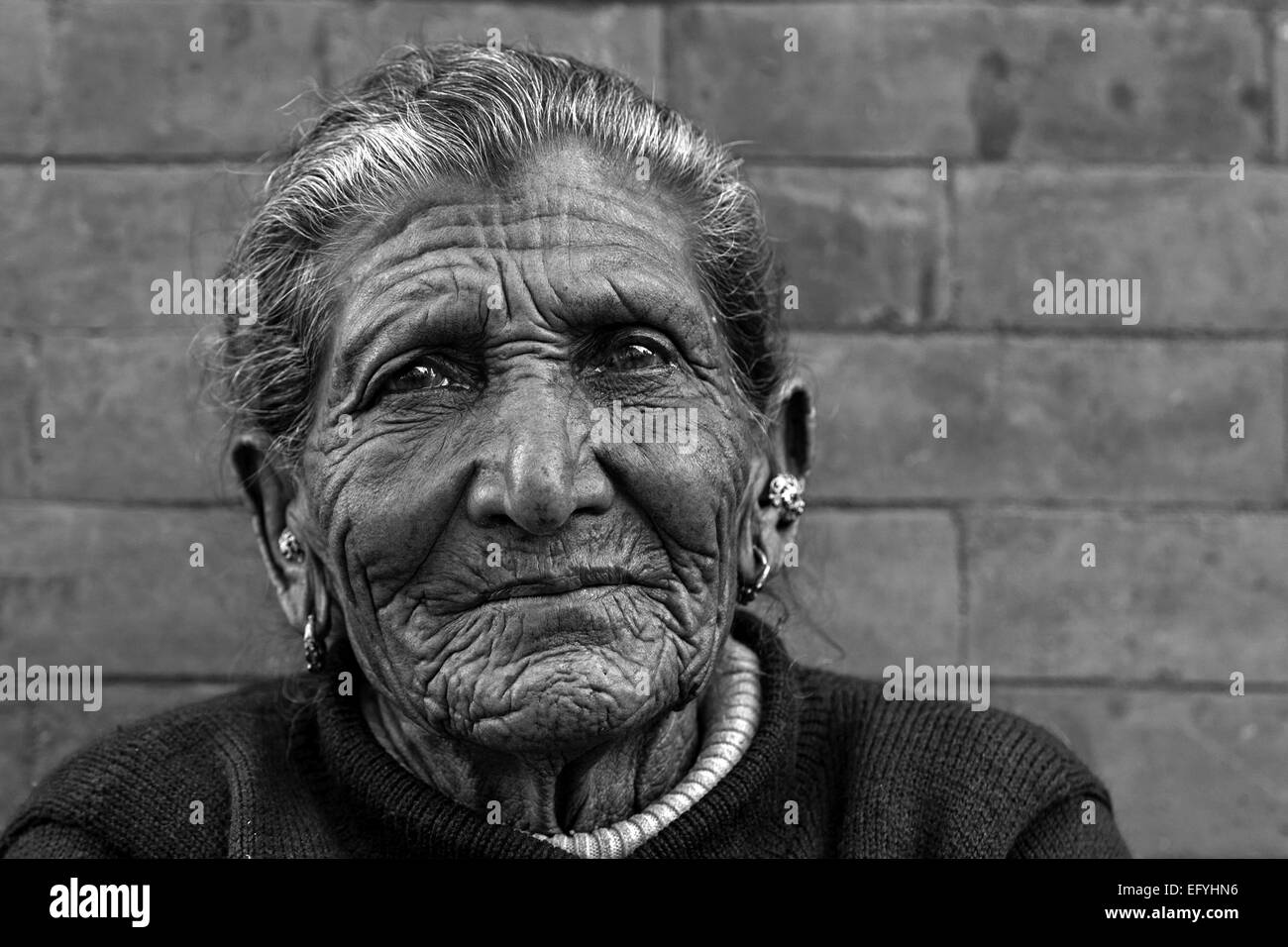 Vieille femme népalaise, sillons dans son visage, oreille bijoux, portrait, près de Panauti, Népal Banque D'Images