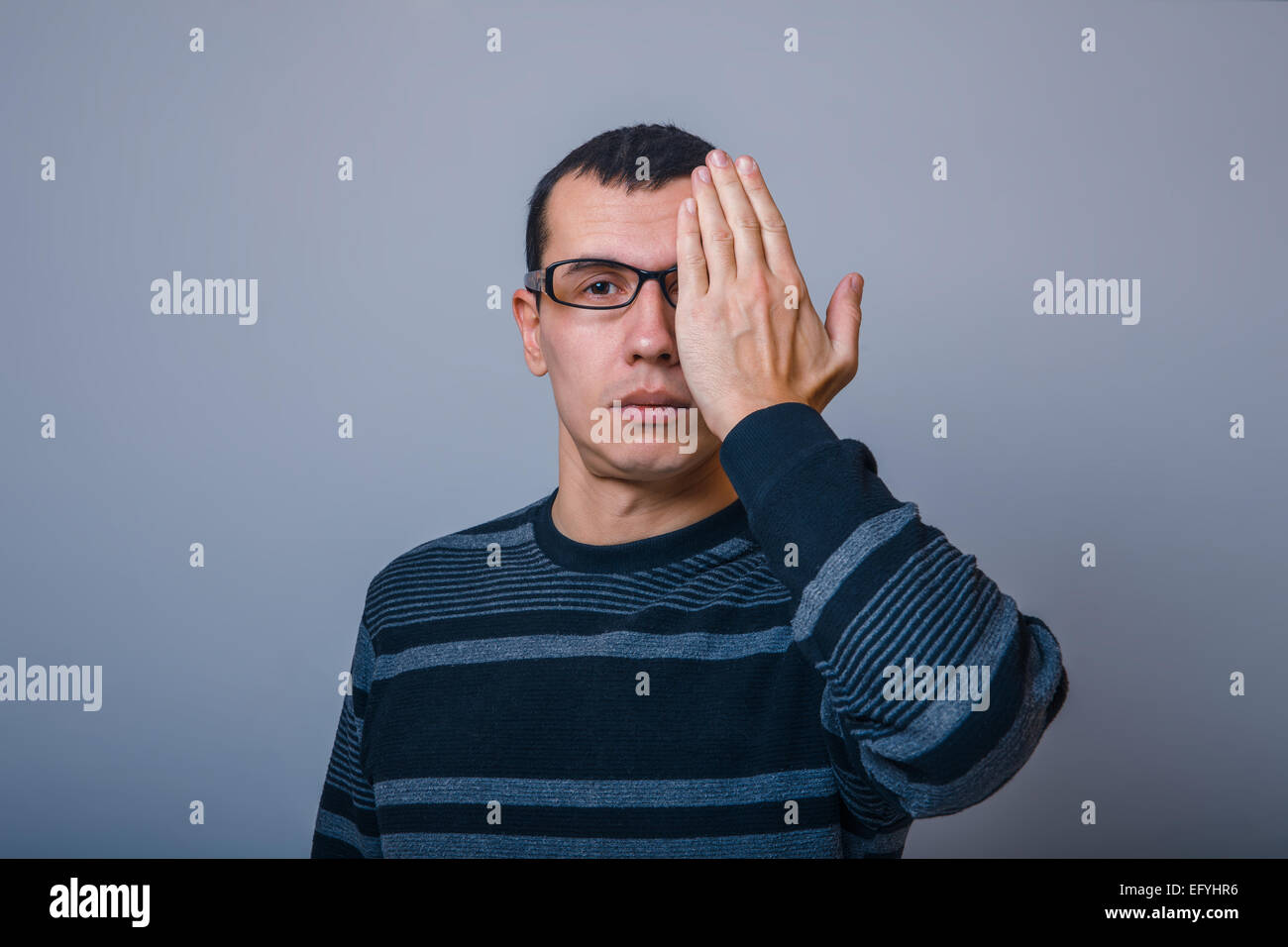 Homme d'apparence brunet dans sweater assumait la moitié des hi Banque D'Images