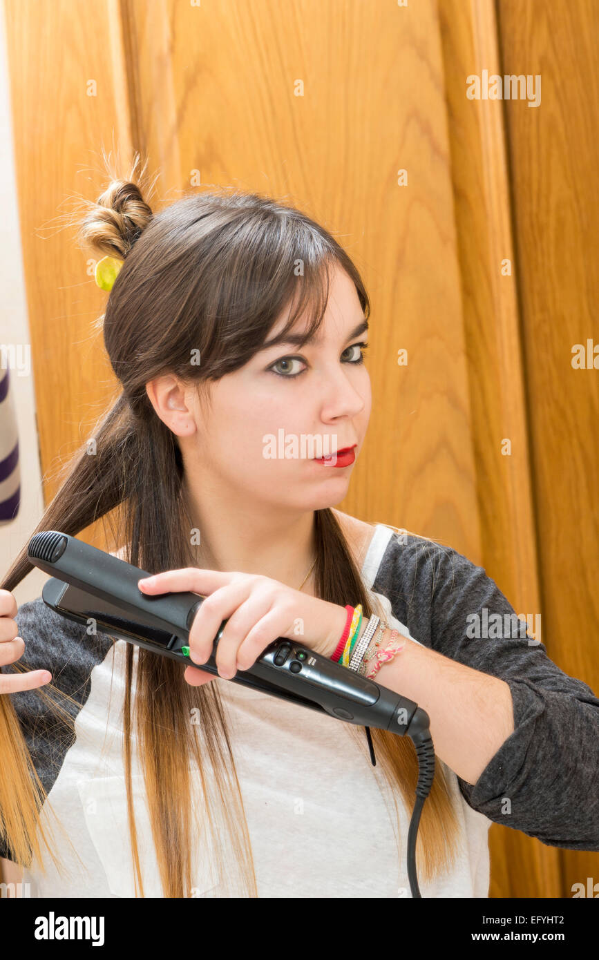 Femme peignant ses cheveux avec une machine Photo Stock - Alamy