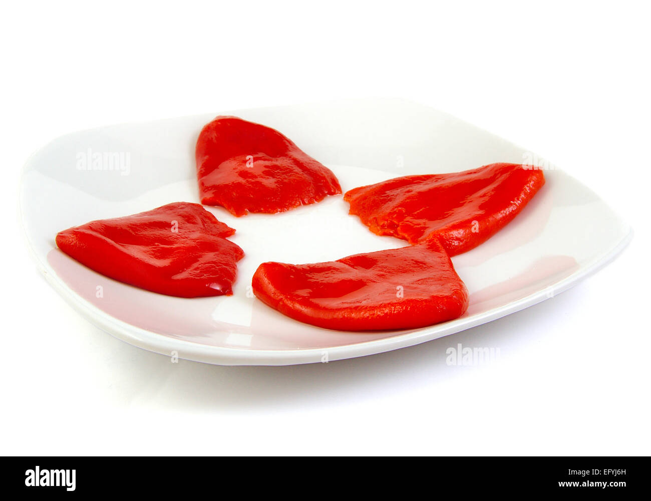 Poivrons rouges grillés à l'huile d'olive sur un plat blanc Banque D'Images