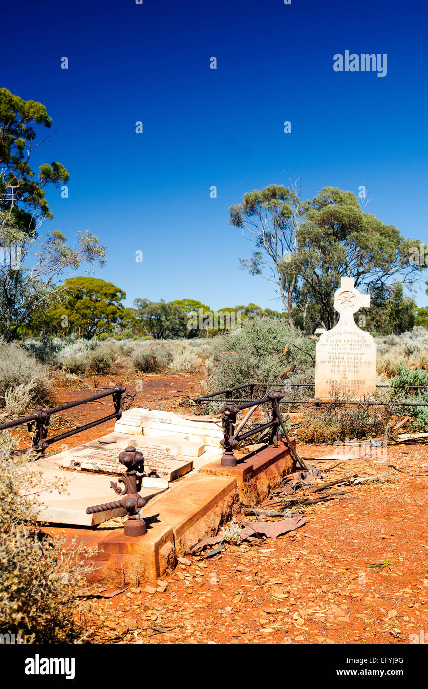 Tombes anciennes et pierres tombales dans un cimetière des premiers colons à Kanowna, environ 20km à l'est de Kalgoorlie, Australie occidentale. Banque D'Images