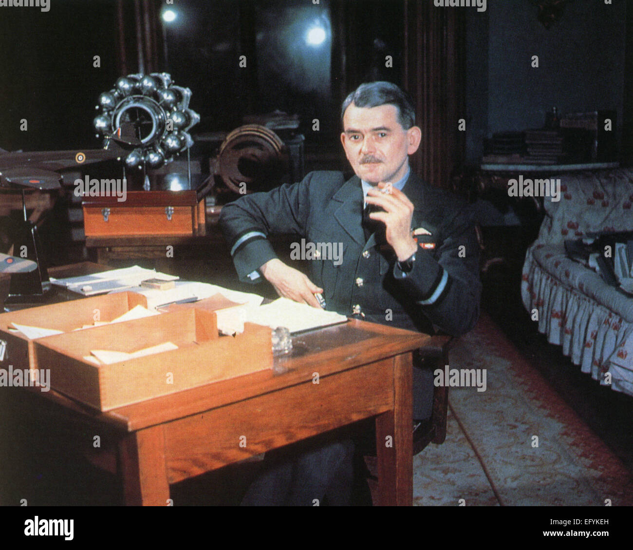 FRANK WHITTLE (1907-1996), officier du génie de la RAF à propos de 1943. Derrière lui, c'est l'une des premières versions du moteur W2/700 qui propulsé le premier Gloster Meteors Banque D'Images