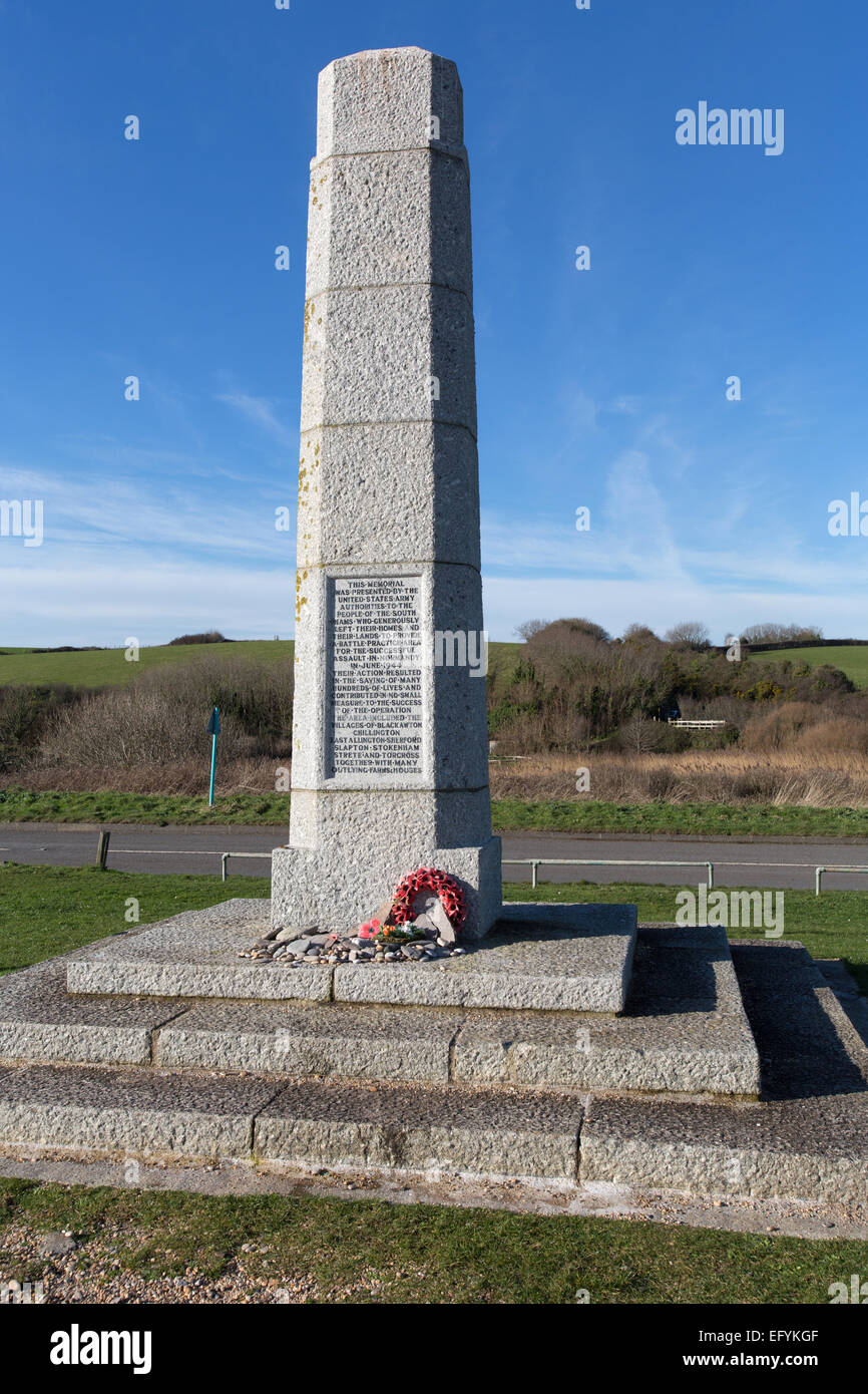 Vue pittoresque de WWII Memorial à Devon's lieu non identifié Sands Beach. Banque D'Images
