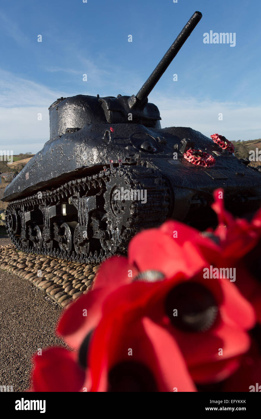 Des problèmes de mise au point avec coquelicots rouges nous un char Sherman memorial à l'arrière-plan. Banque D'Images