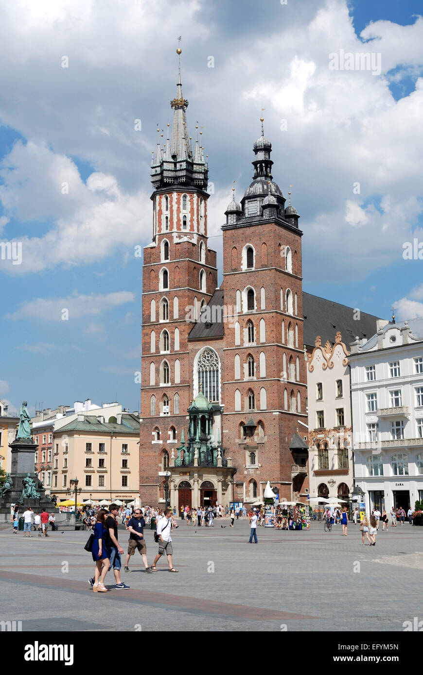 Saint Mary's Church à place du marché dans la vieille ville de Cracovie en Pologne. Banque D'Images