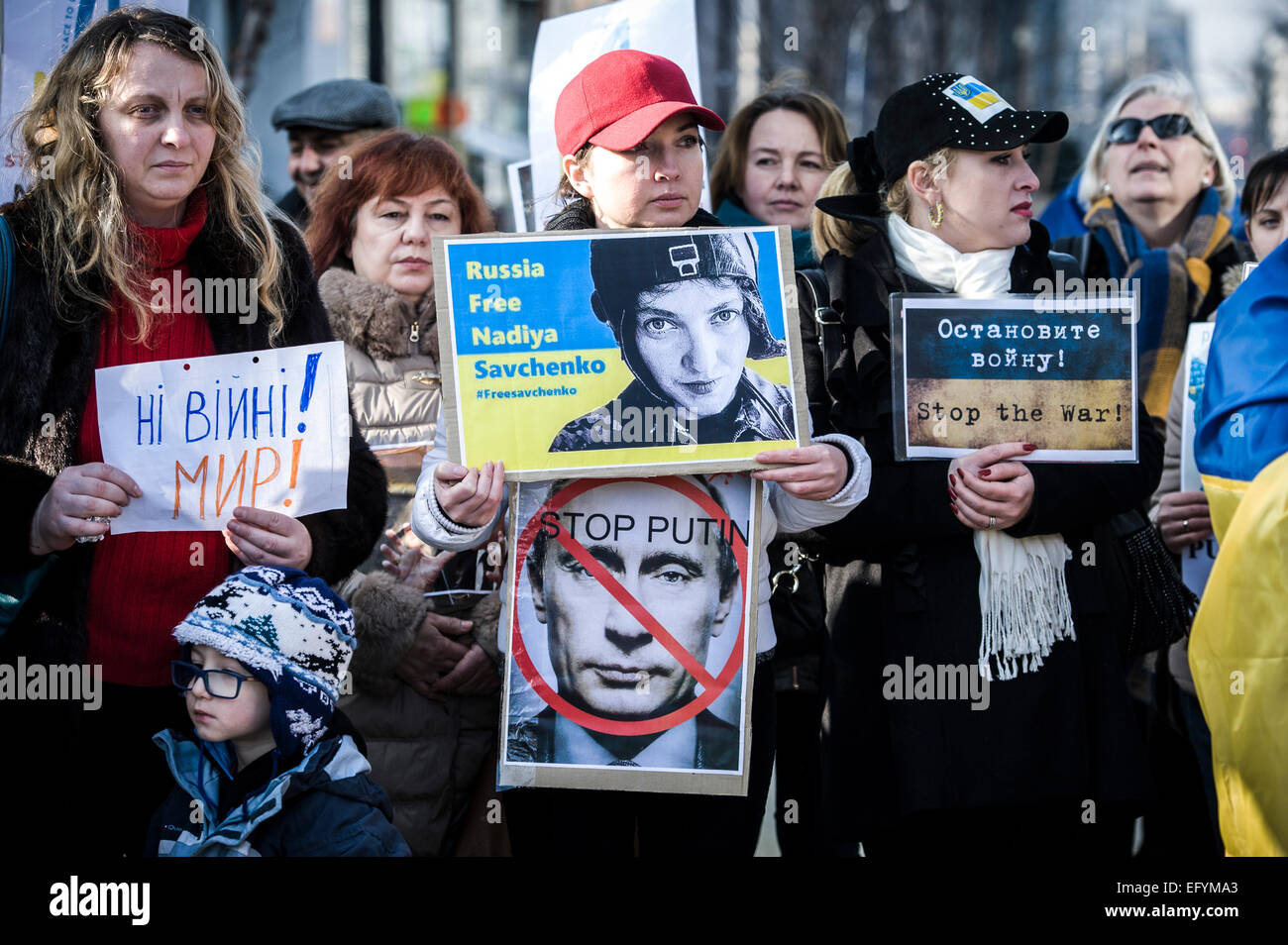 Bruxelles, Bxl, Belgique. 12 Février, 2015. Les membres de la communauté ukrainienne prostest en face du siège de l'UE à Bruxelles, Belgique Le 12.02.2015 de manifestants ont exigé sa libération immédiate Nadia Savchenko de sa prison russe. Par Wiktor Dabkowski © Wiktor Dabkowski/ZUMA/Alamy Fil Live News Banque D'Images