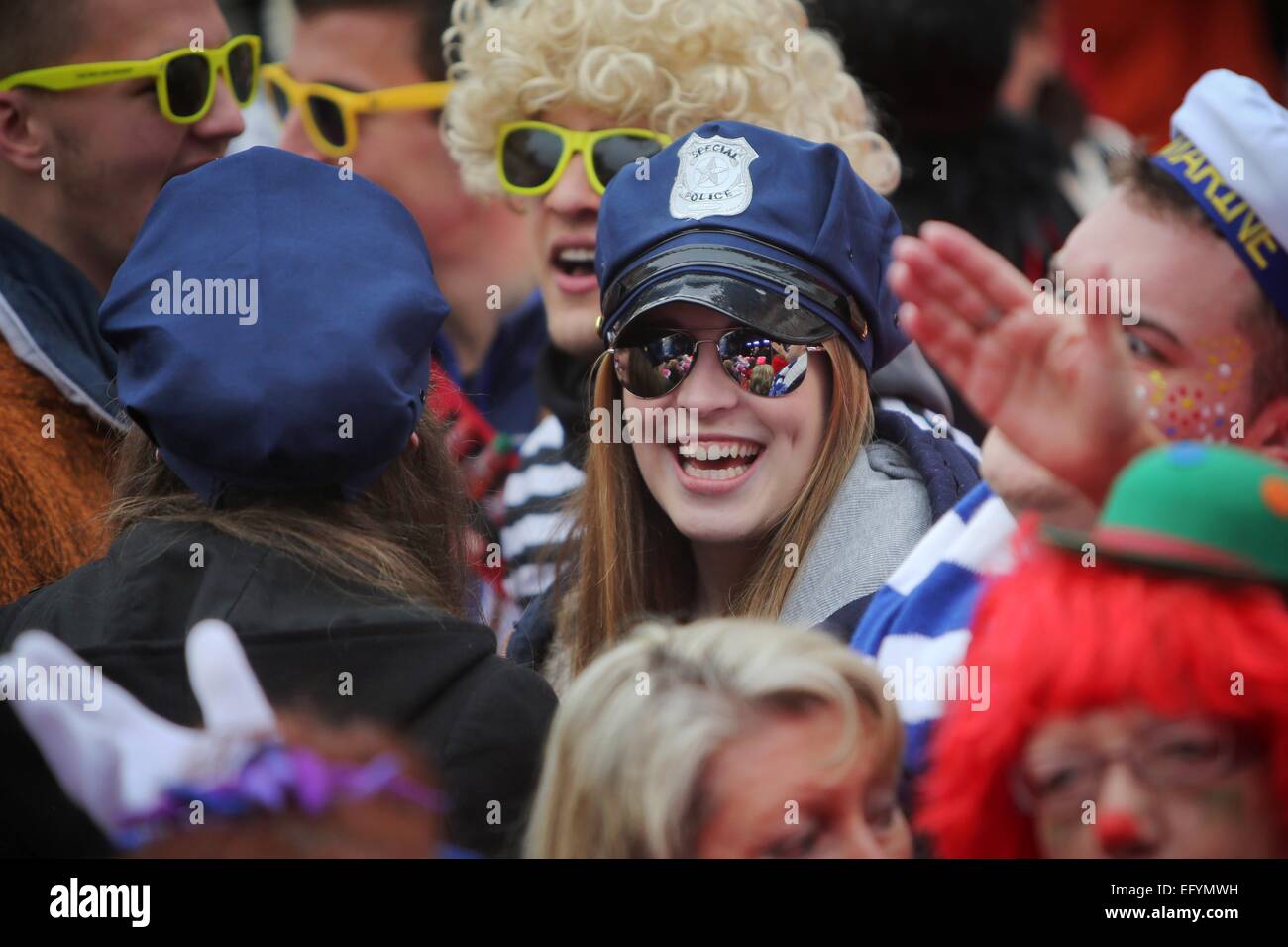 Mainz, Allemagne. 12 Février, 2015. Fools célébrer le début du carnaval dans le centre-ville de Mayence, Allemagne, 12 février 2015. Photo : Fredrik von Erichsen/dpa/Alamy Live News Banque D'Images