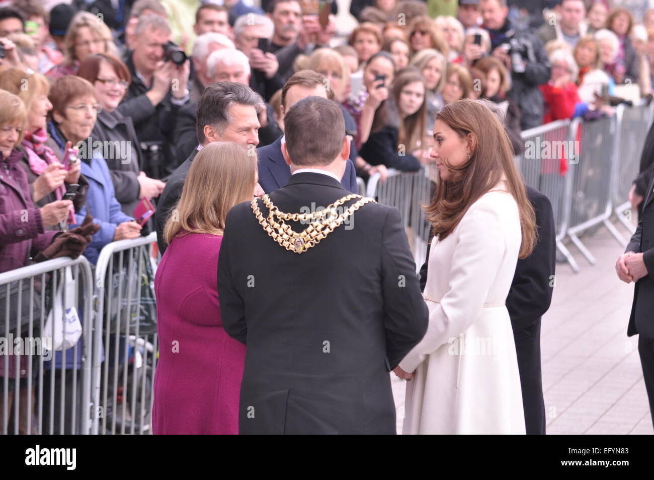 Portsmouth, Hampshire. 15 Feb 2015, la duchesse de Cambridge Kate Middleton rencontre le maire et les membres du public lors d'une visite à l'appui de l'offre GO pour reconquérir l'America's Cup Banque D'Images