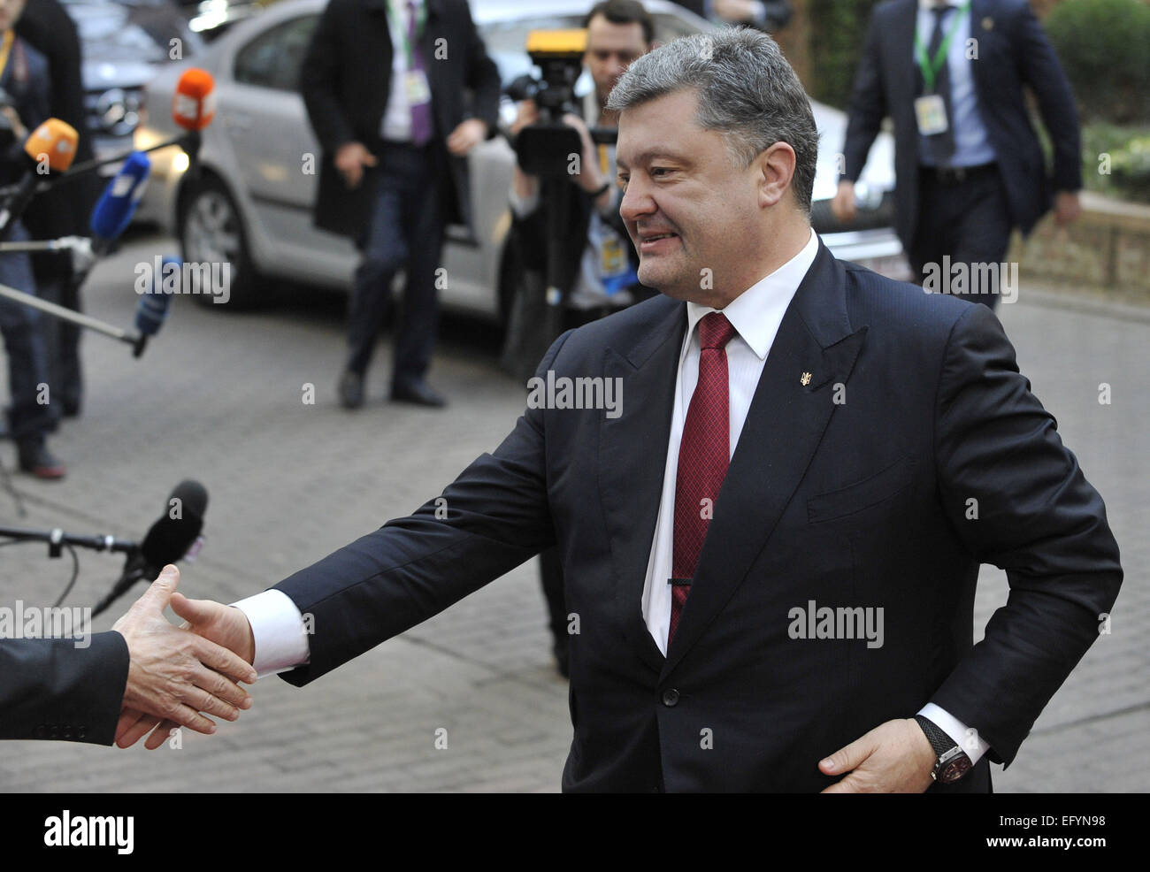 (150212) -- Bruxelles, le 12 février 2015 (Xinhua) -- Le Président de l'Ukraine Petro Poroshenko arrive au siège de l'UE pour un sommet de l'UE à Bruxelles, Belgique, le 12 février 2015. (Xinhua/Ye Pingfan) Banque D'Images