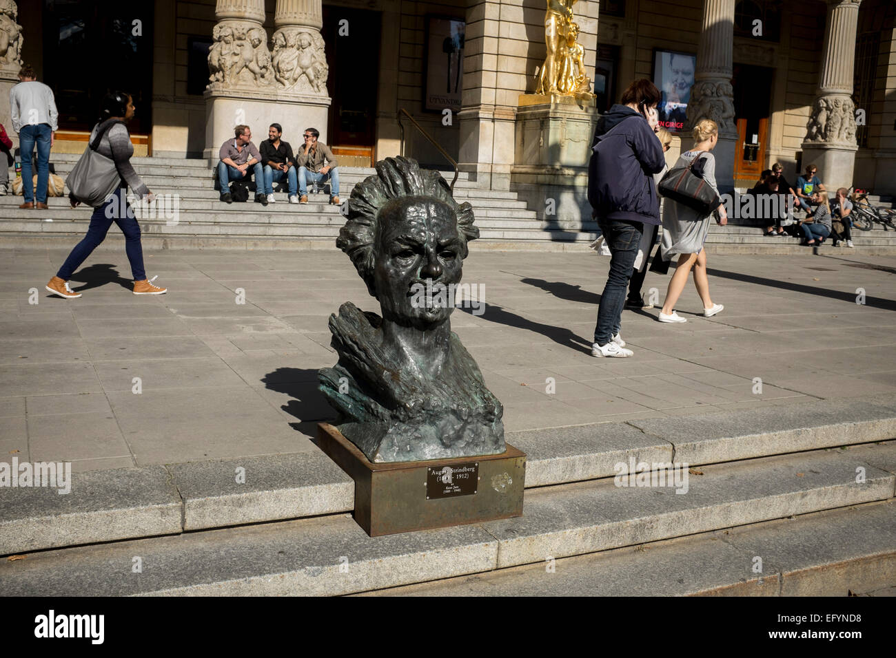 Le buste de l'écrivain suédois August Strindberg en dehors du Théâtre Dramatique Royal de Stockholm Banque D'Images