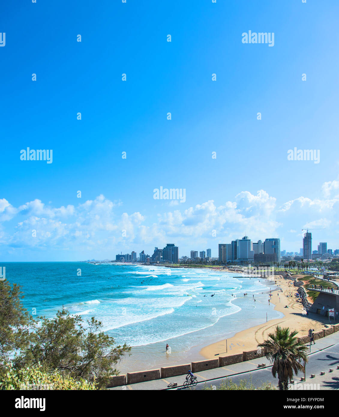 Plage avec des vagues sur l'arrière-plan de la ville Banque D'Images