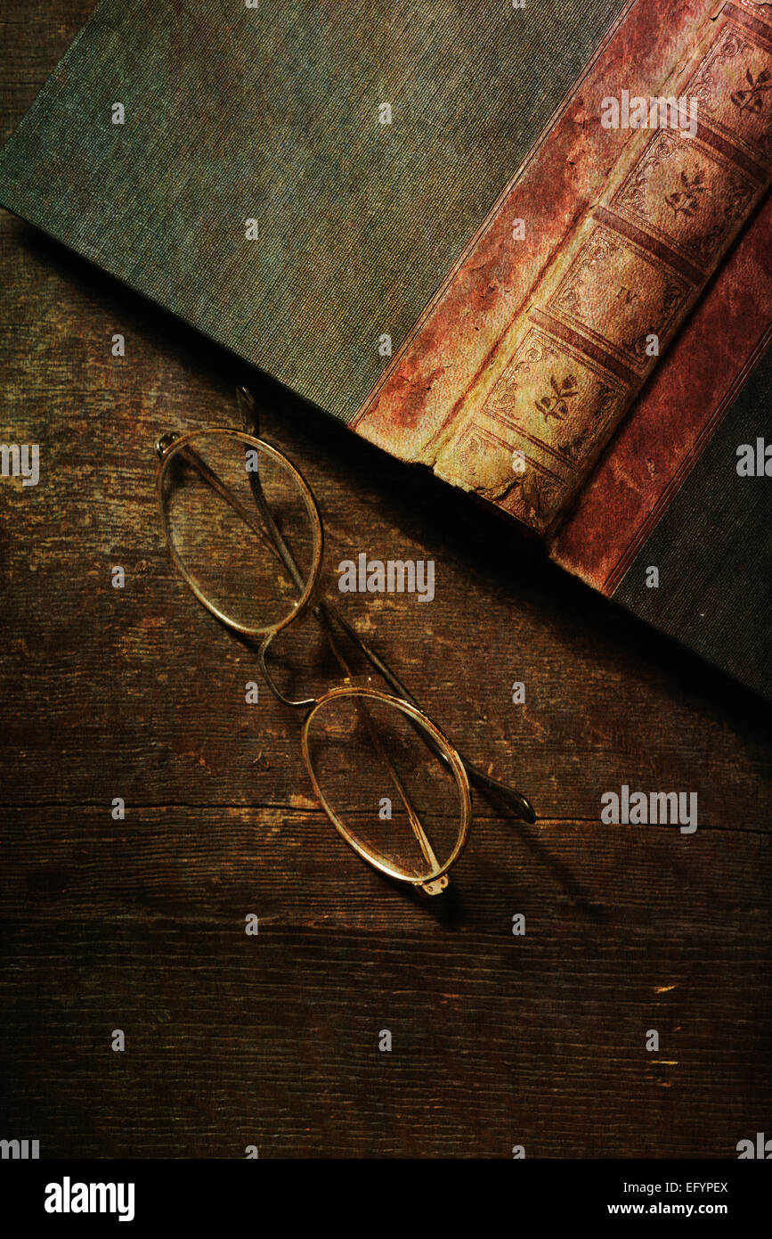 Nature morte au livre ancien et verres sur table en bois. Vue d'en haut. Banque D'Images