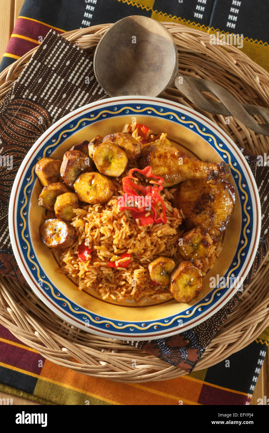 Riz Jollof avec fried chicken et le plantain. Banque D'Images