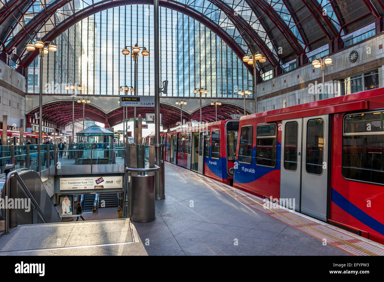 Le Docklands Light Railway (DLR) à la station Canary Wharf, London's deuxième quartier financier et d'affaires Banque D'Images