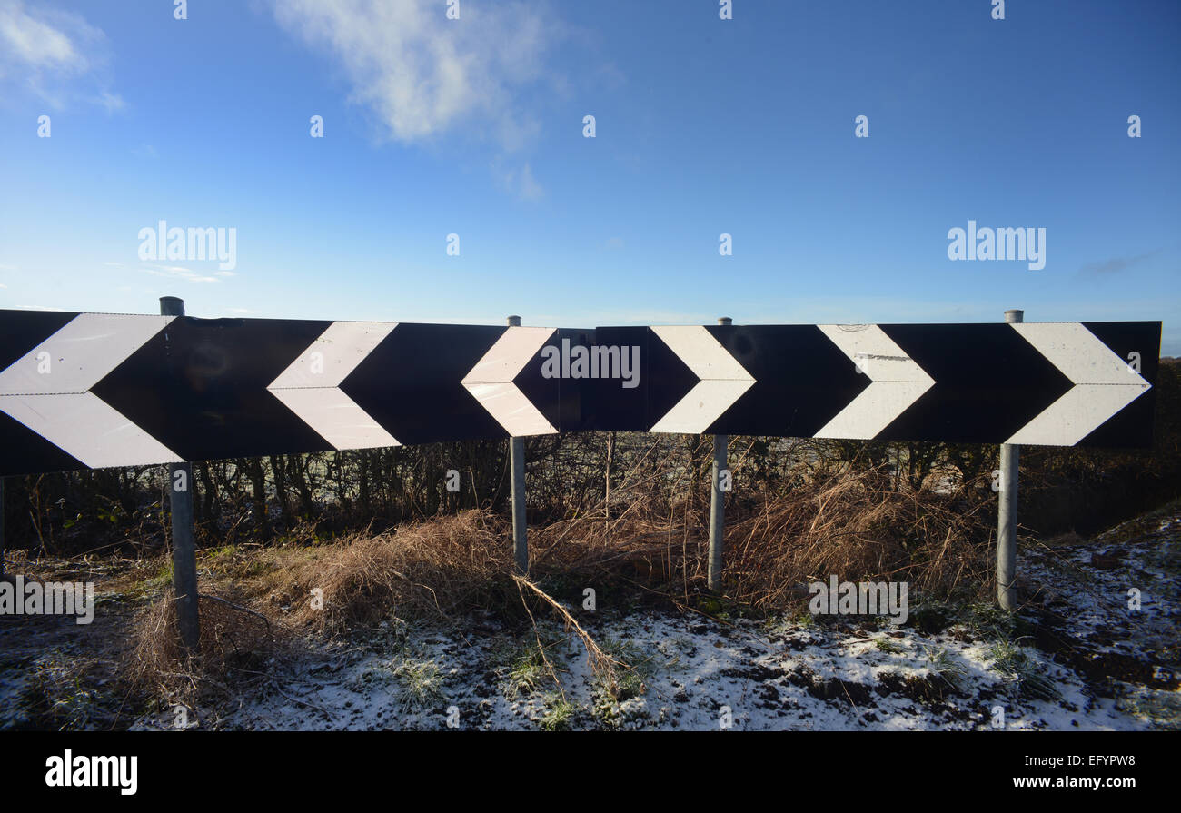 Les flèches sur les conducteurs d'avertissement virage sur route de campagne france Banque D'Images