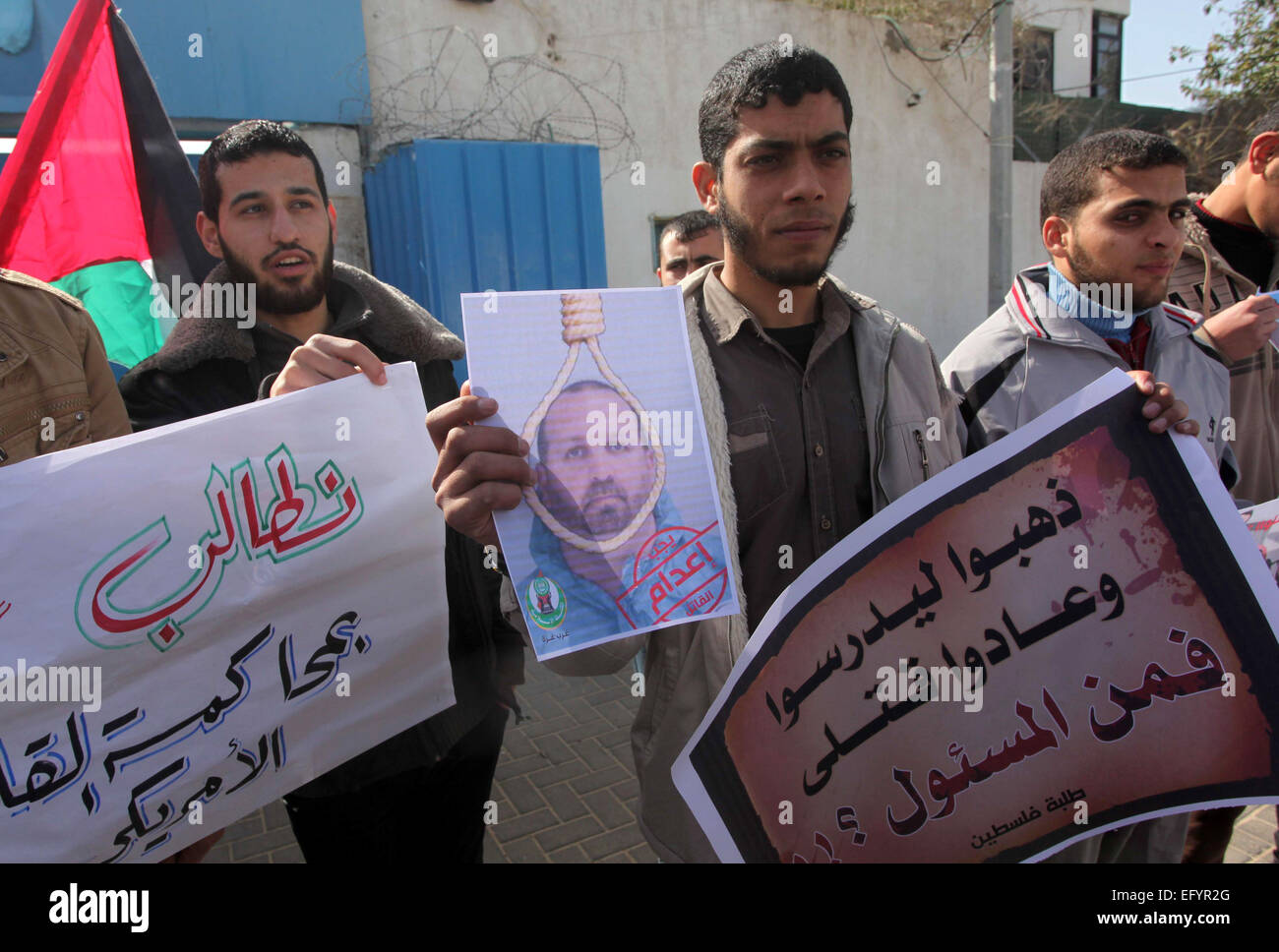 10 févr. 12, 2015 - La ville de Gaza, bande de Gaza, territoire palestinien - les Palestiniens prennent part à une protestation contre l'assassinat de trois étudiants musulmans en Caroline du Nord, à l'extérieur du siège des Nations Unies à Gaza le 12 février 2015. Craig Stephen Hicks, 46 ans, a été inculpé de trois chefs de meurtre au premier degré après le 10 février 2015 dans le North Carolina slayings ville universitaire de Chapel Hill qui a suscité l'indignation des musulmans dans le monde entier. La police enquêtant sur les meurtres ont dit qu'ils étaient de savoir si les tirs mortels étaient motivés par la religion, comme l'appelle monté pour les meurtres d'être traiter Banque D'Images