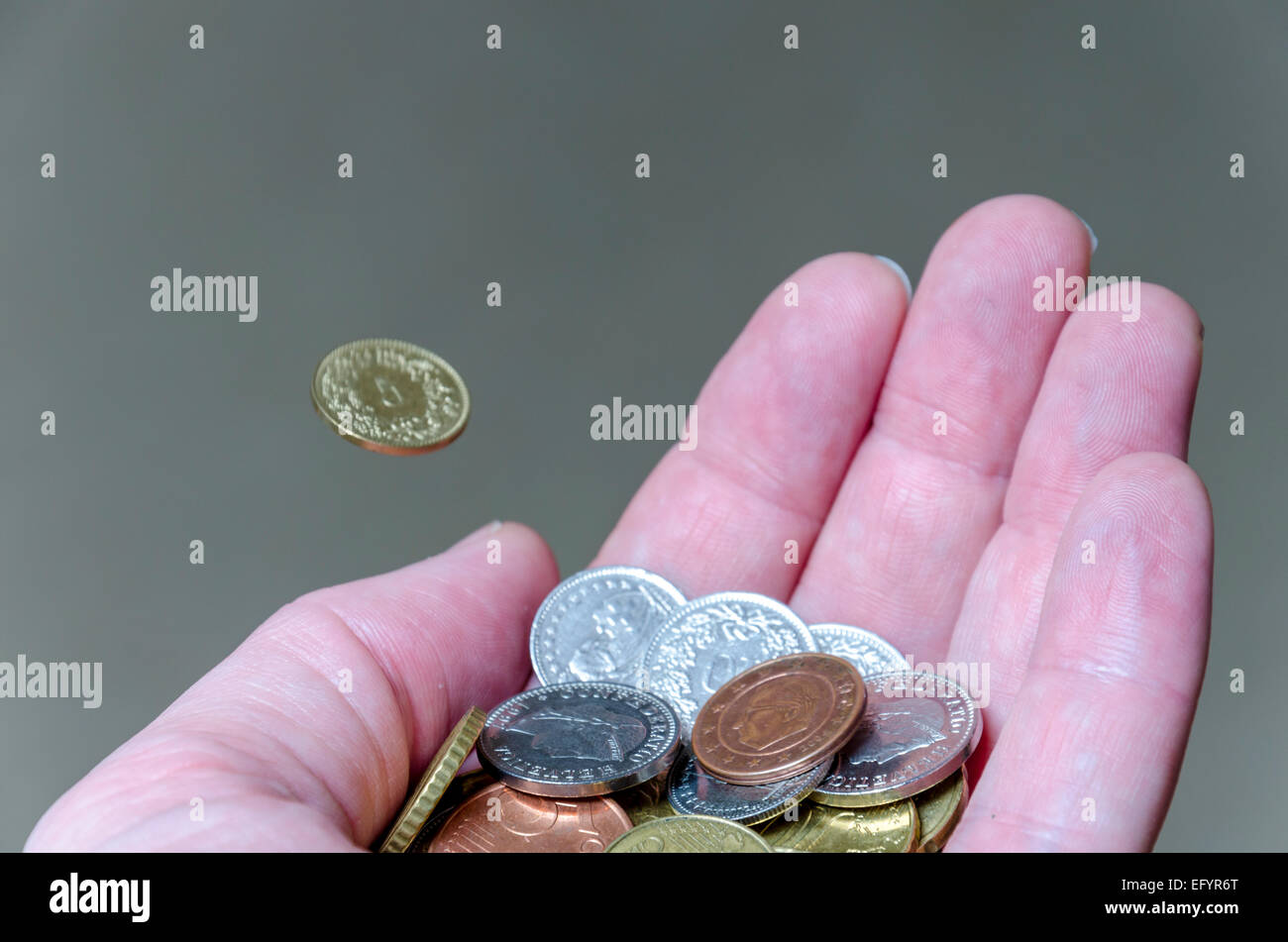 Les pièces en euros dans la main Banque D'Images