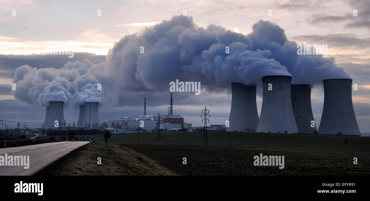 ***PHOTO*** Dukovany centrale nucléaire, en République tchèque, le 15 janvier 2014. Une réaction de fission dans la première unité de la centrale nucléaire de Dukovany, qui couvre environ un cinquième de l'électricité consommée dans la République tchèque, a été lancé il y a 30 ans, le 12 février 1985. Au cours de l'année 1986, deux nouvelles unités ont été mis en service et en juillet 1987, la dernière quatrième unité a été mis en ligne. Le lancement de Dukovany était important pour le secteur de l'énergie tchécoslovaque. En 2035, peut-être un cinquième de Dukovany unité. (CTK Photo/Lubos Pavlicek) Banque D'Images