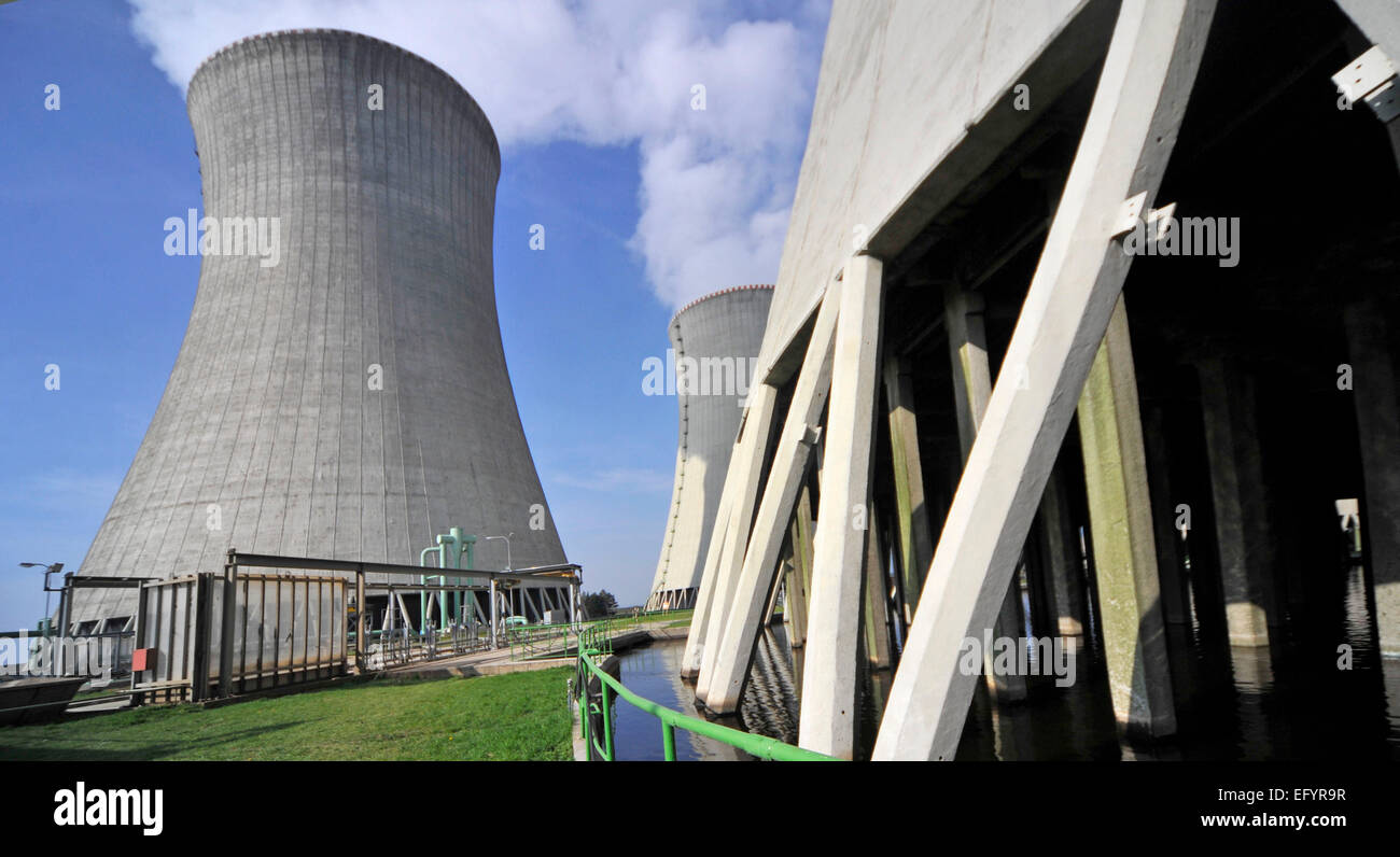 ***PHOTO*** Dukovany centrale nucléaire, en République tchèque, le 3 avril 2014. Une réaction de fission dans la première unité de la centrale nucléaire de Dukovany, qui couvre environ un cinquième de l'électricité consommée dans la République tchèque, a été lancé il y a 30 ans, le 12 février 1985. Au cours de l'année 1986, deux nouvelles unités ont été mis en service et en juillet 1987, la dernière quatrième unité a été mis en ligne. Le lancement de Dukovany était important pour le secteur de l'énergie tchécoslovaque. En 2035, peut-être un cinquième de Dukovany unité. (CTK Photo/Lubos Pavlicek) Banque D'Images