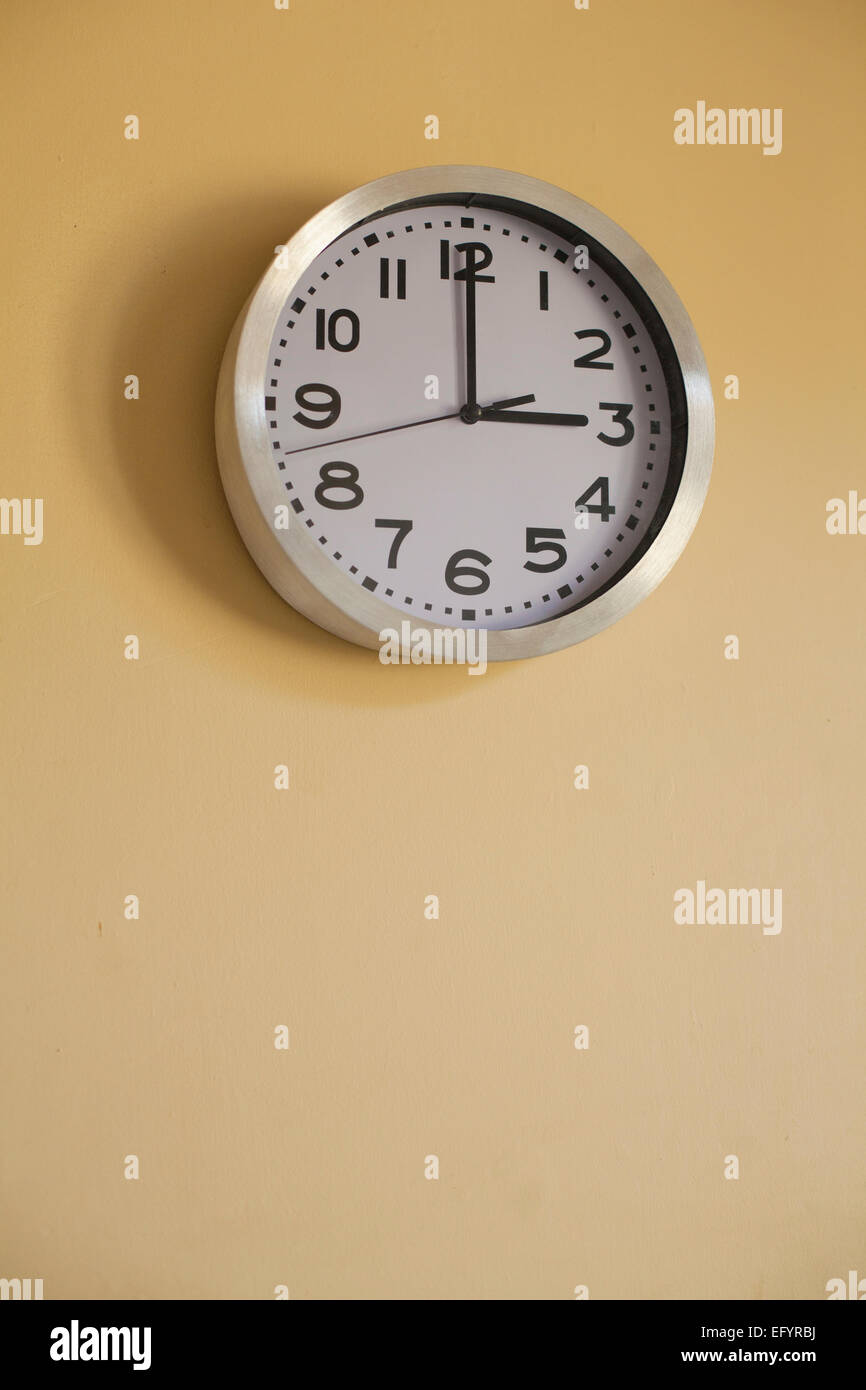 Réveil sur le mur montrant le temps de 3 HEURES Banque D'Images