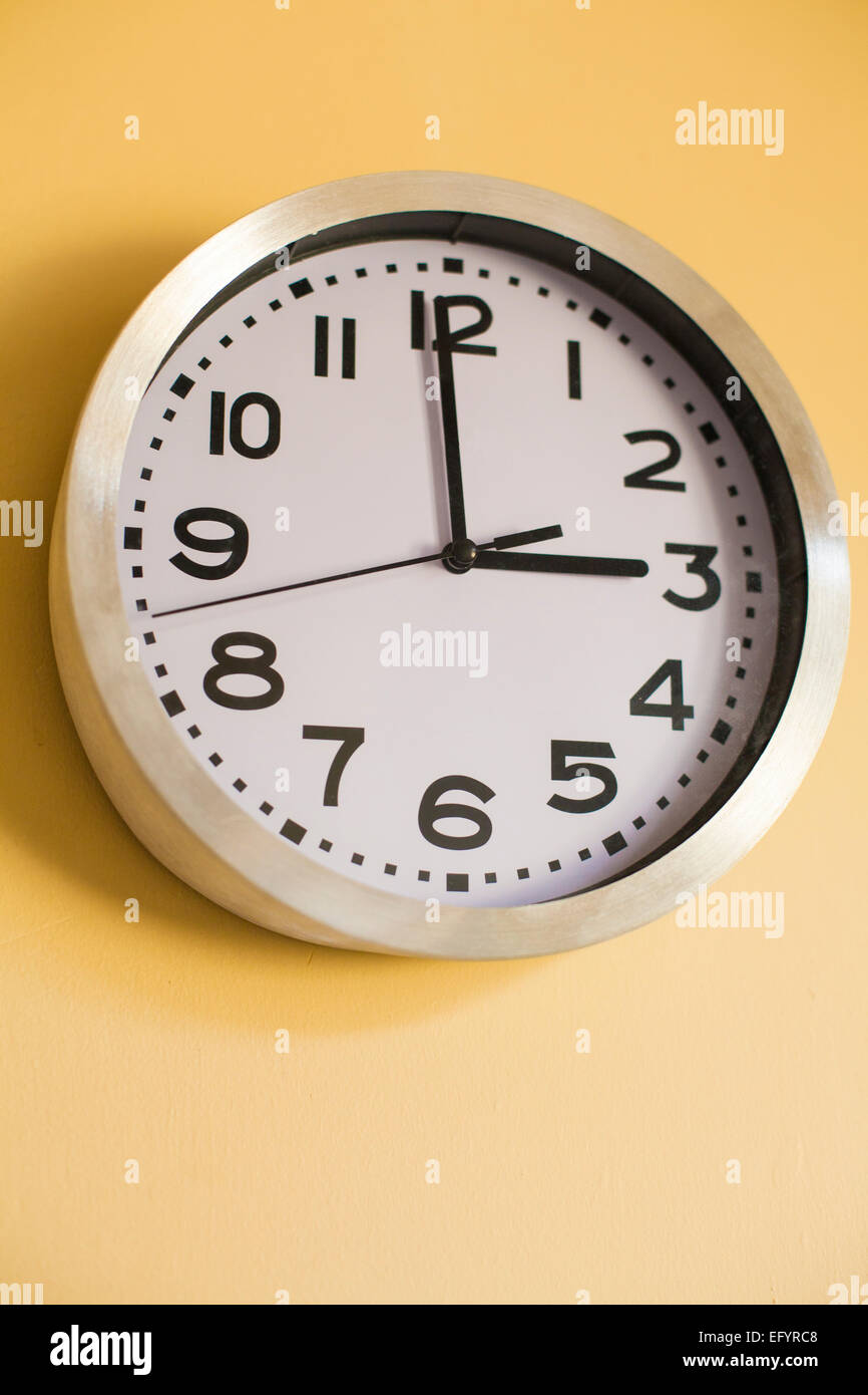 Réveil sur le mur montrant le temps de 3 HEURES Banque D'Images