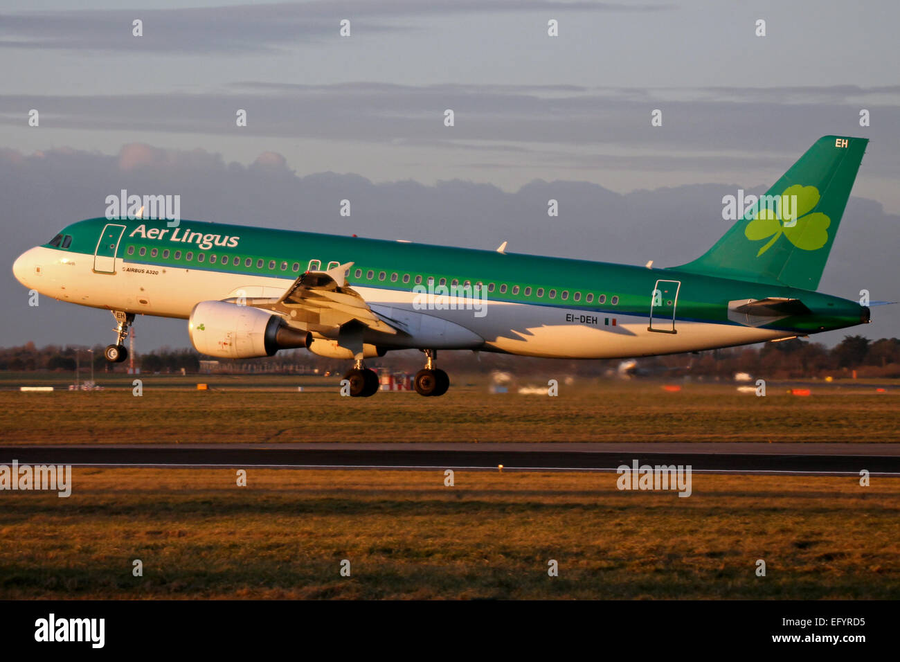 Aer Lingus Airbus A320 la piste 28 approches à l'aéroport de Dublin. Banque D'Images