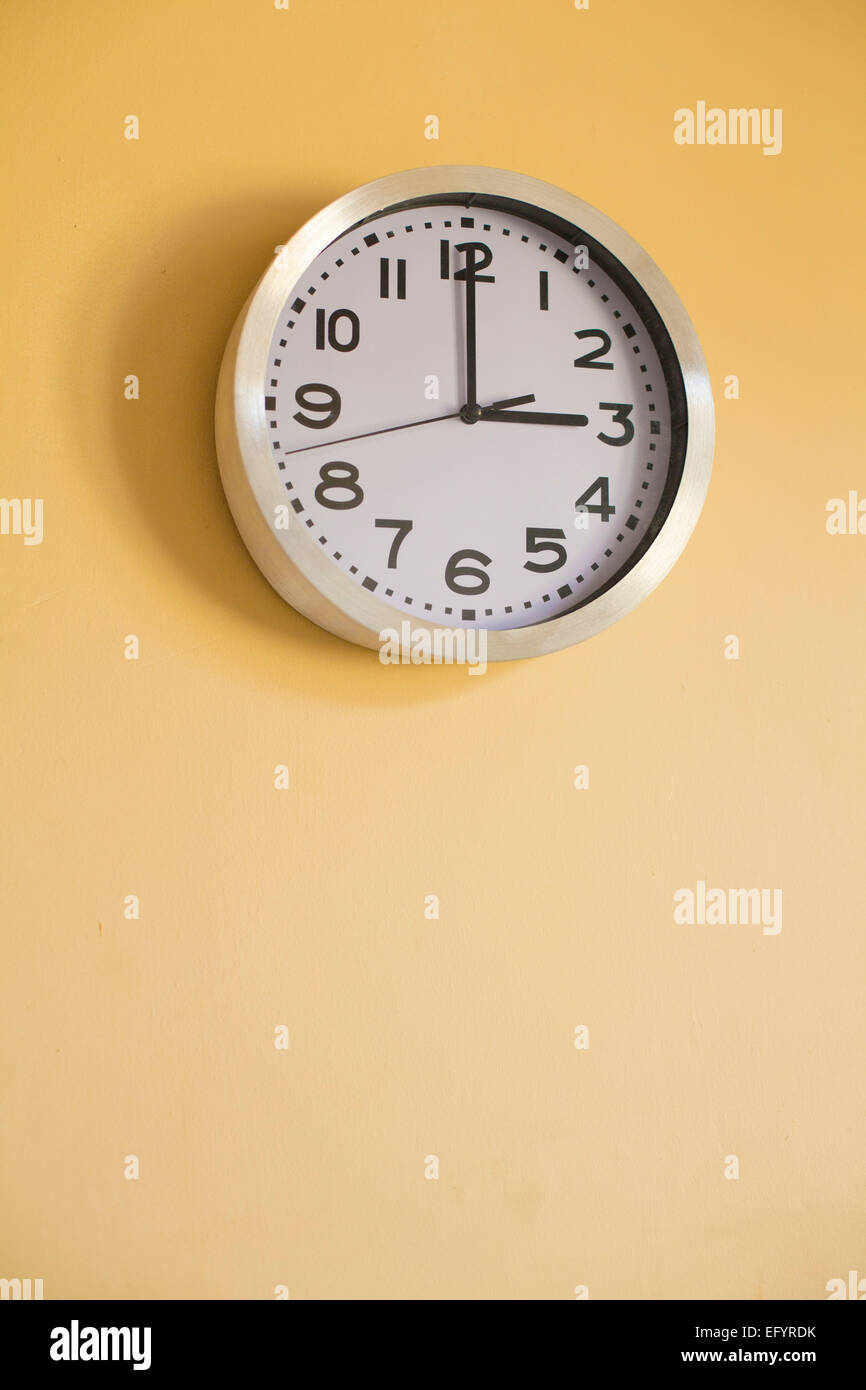 Réveil sur le mur montrant le temps de 3 HEURES Banque D'Images