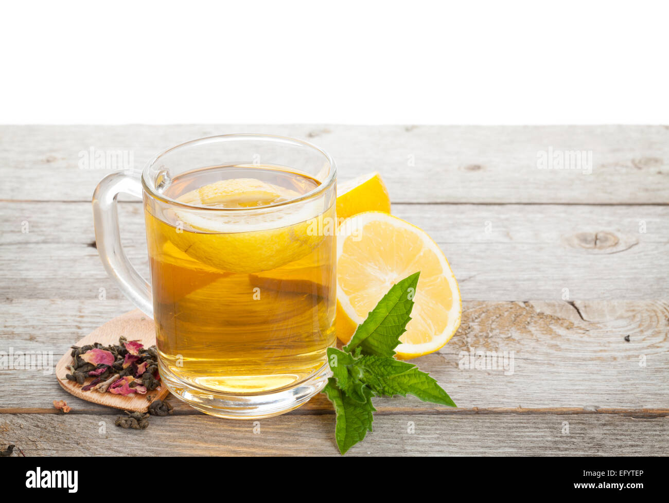 Le thé vert avec du citron et menthe sur fond de table en bois avec copie espace Banque D'Images