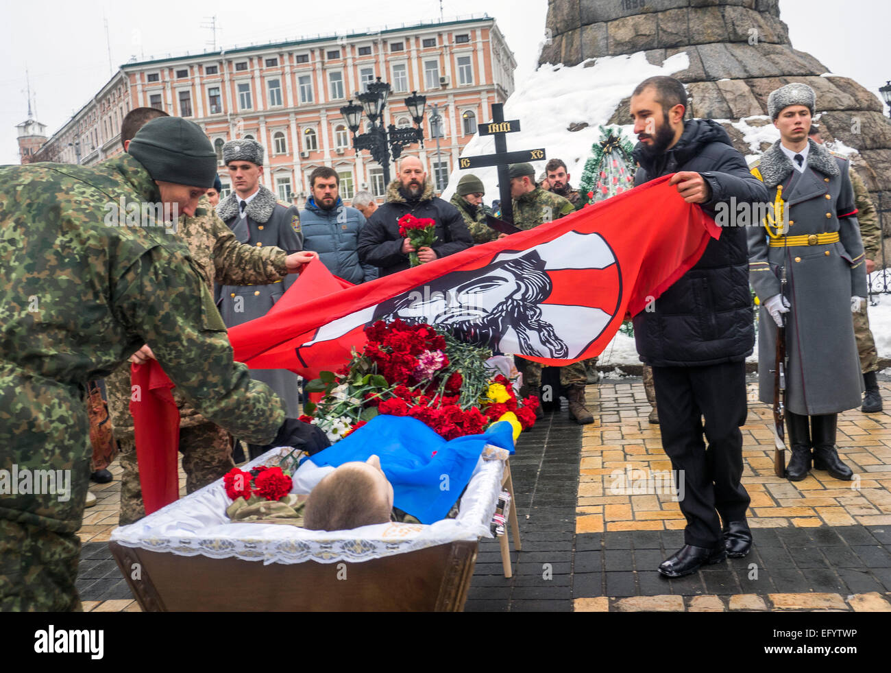 Kiev, Ukraine. 12 Février, 2015. Les Ukrainiens assister à la cérémonie funéraire pour les militaires de "Sainte Marie" Cyril bataillon pseudo Heinz 'allemande'. Il avait 29 ans. Cyril Heinz était un citoyen de la Fédération de Russie et de l'allemand, qui est venu pour défendre l'Ukraine. Au cours de l'exploration dans Pavlopole près de Mariupol fighters en embuscade ADO et Cyril a été tué. Tenir une cérémonie sur Sophia Square à Kiev, Ukraine, 12 février 2015. Crédit : Igor Golovnov/Alamy Live News Banque D'Images