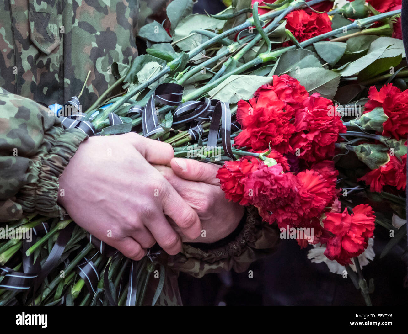 Kiev, Ukraine. 12 Février, 2015. Les Ukrainiens assister à la cérémonie funéraire pour les militaires de "Sainte Marie" Cyril bataillon pseudo Heinz 'allemande'. Il avait 29 ans. Cyril Heinz était un citoyen de la Fédération de Russie et de l'allemand, qui est venu pour défendre l'Ukraine. Au cours de l'exploration dans Pavlopole près de Mariupol fighters en embuscade ADO et Cyril a été tué. Tenir une cérémonie sur Sophia Square à Kiev, Ukraine, 12 février 2015. Crédit : Igor Golovnov/Alamy Live News Banque D'Images