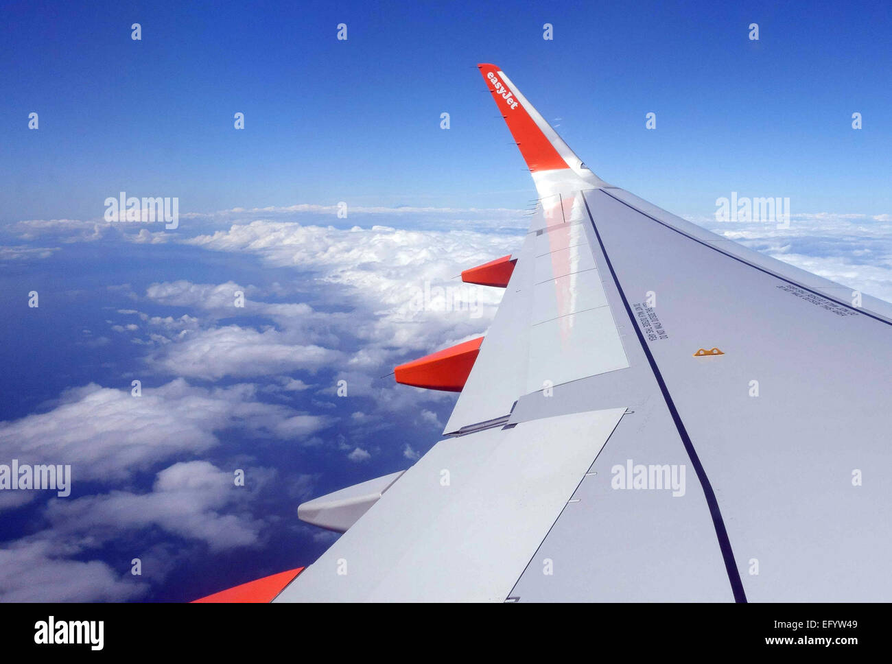 EasyJet logo sur l'aile d'Airbus A320 en vol Banque D'Images