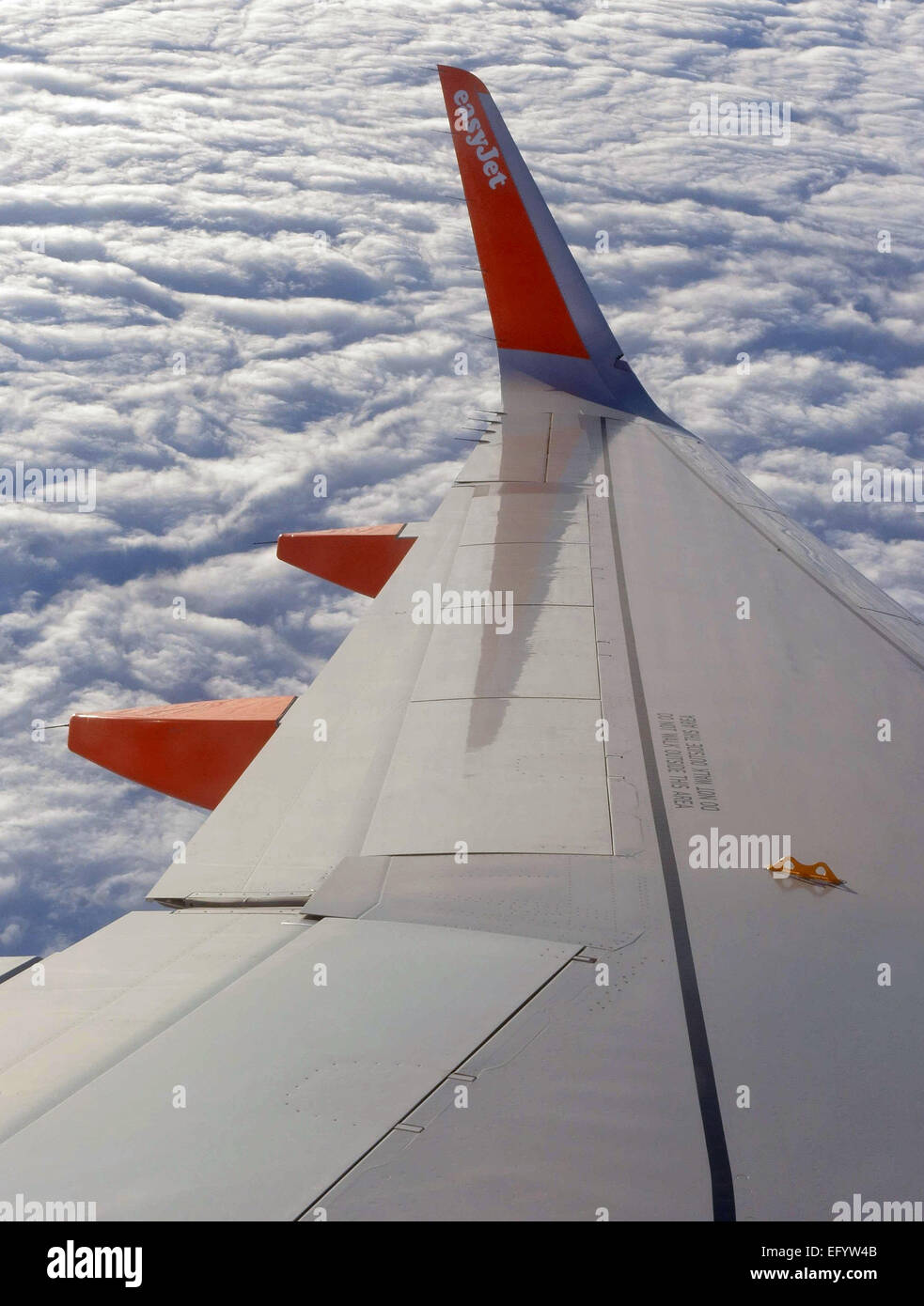 EasyJet logo sur l'aile d'Airbus A320 en vol Banque D'Images