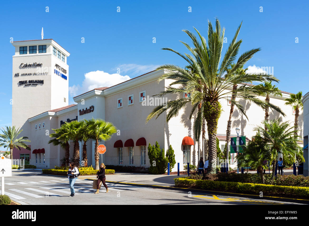 À l'extérieur les acheteurs internationaux d'Orlando Premium Outlets Shopping Mall, International Drive, Orlando, Floride, l'Amérique Banque D'Images